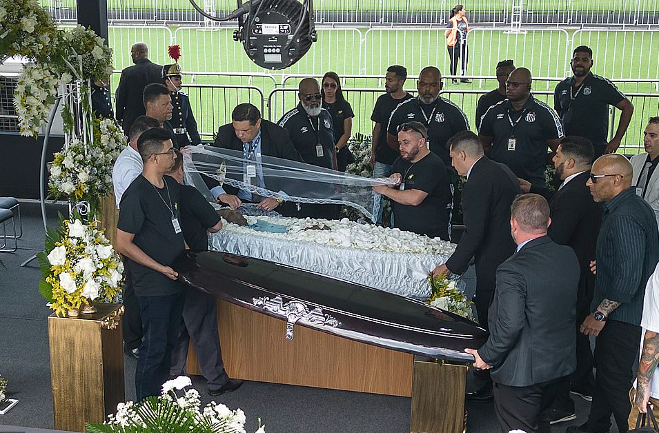 Hàng ngàn người hâm mộ tiễn biệt "Vua bóng đá" Pele