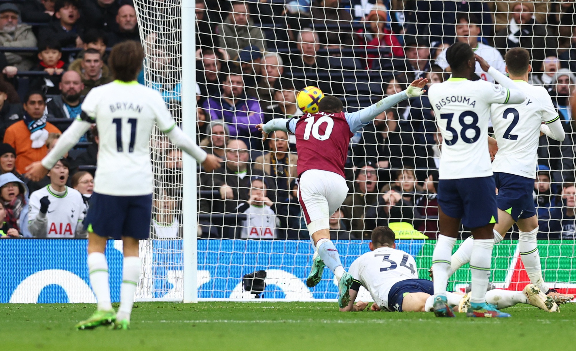 Tottenham v&agrave; Chelsea ng&atilde; ngựa, Ngoại hạng Anh biến động kh&oacute; lường - Ảnh 3.