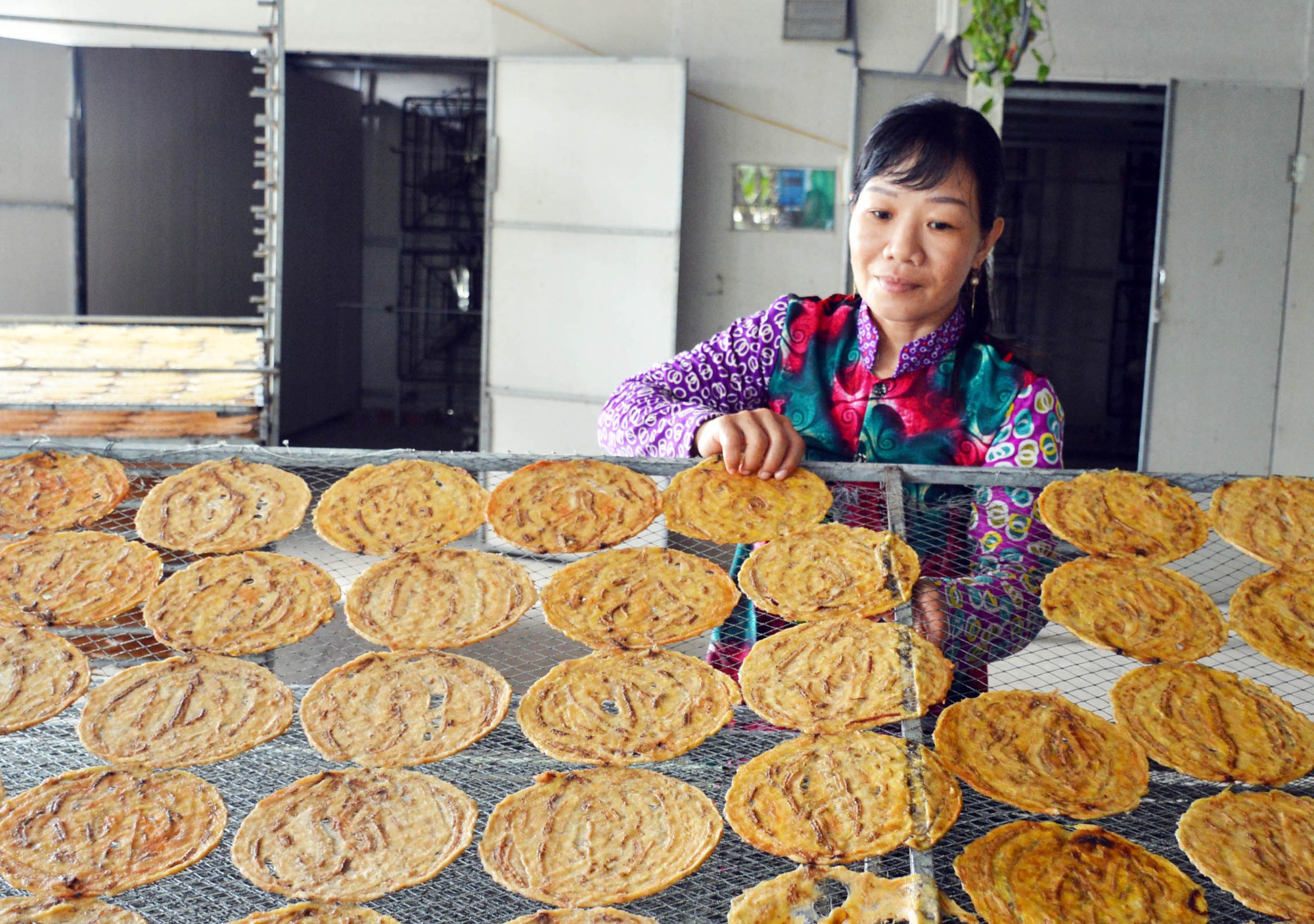 Đặc sản ở C&agrave; Mau chạy đua để kịp phục vụ Tết - Ảnh 7.