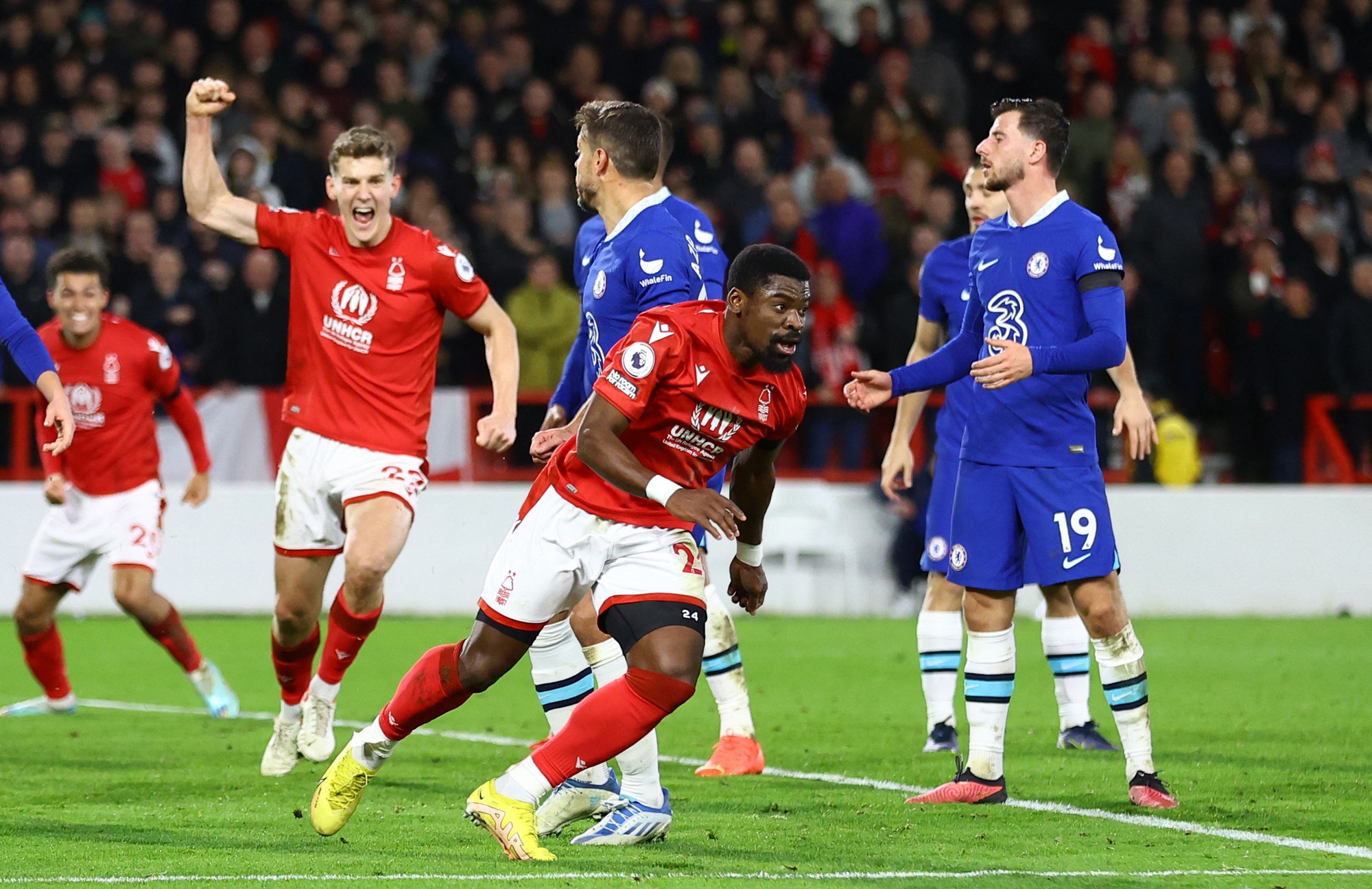 Tottenham v&agrave; Chelsea ng&atilde; ngựa, Ngoại hạng Anh biến động kh&oacute; lường - Ảnh 5.