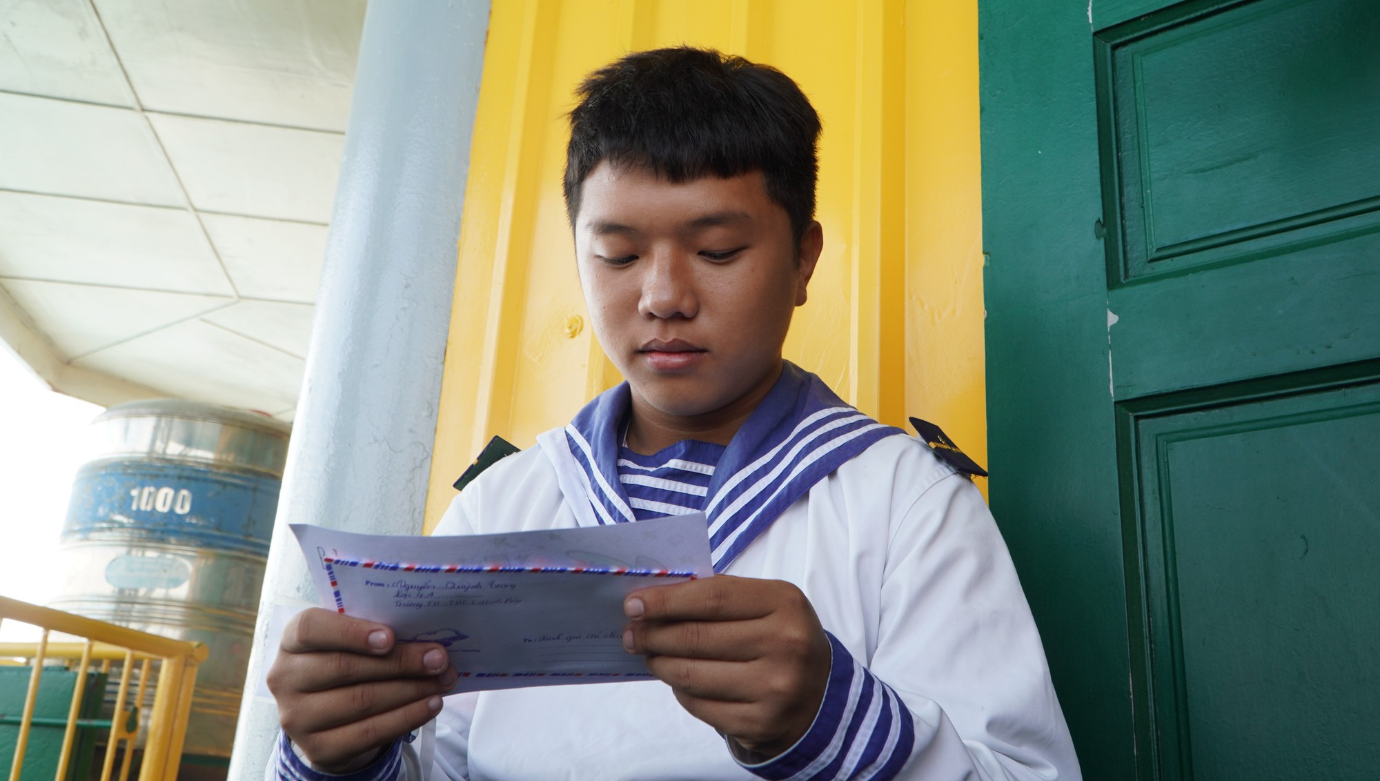 Ghi nhanh ở Nhà giàn DK1: Xúc động những lá thư chúc Tết gửi người lính nơi đầu sóng ngọn gió - Ảnh 1.