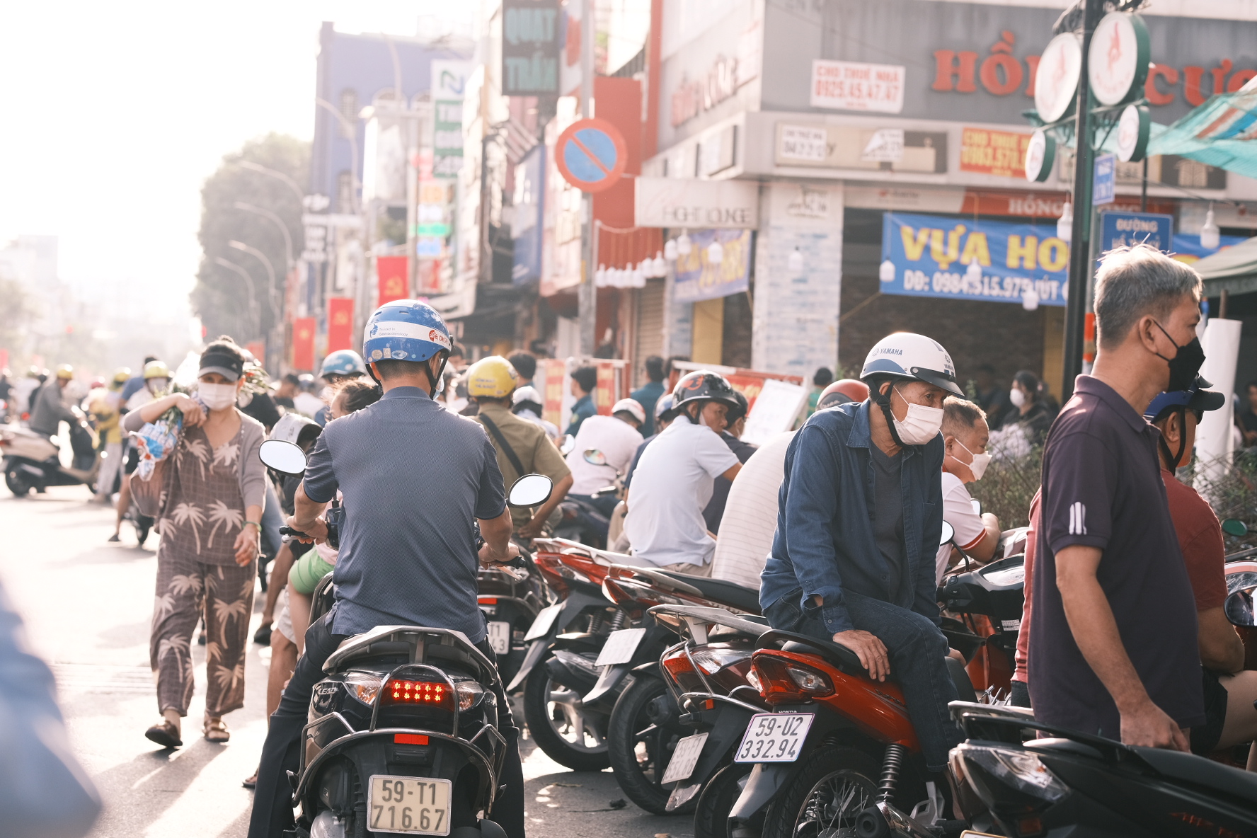 Chợ hoa Hồ Thị Kỷ đ&ocirc;ng nghẹt người, nhiều nơi xổ h&agrave;ng gi&aacute; rẻ - Ảnh 9.