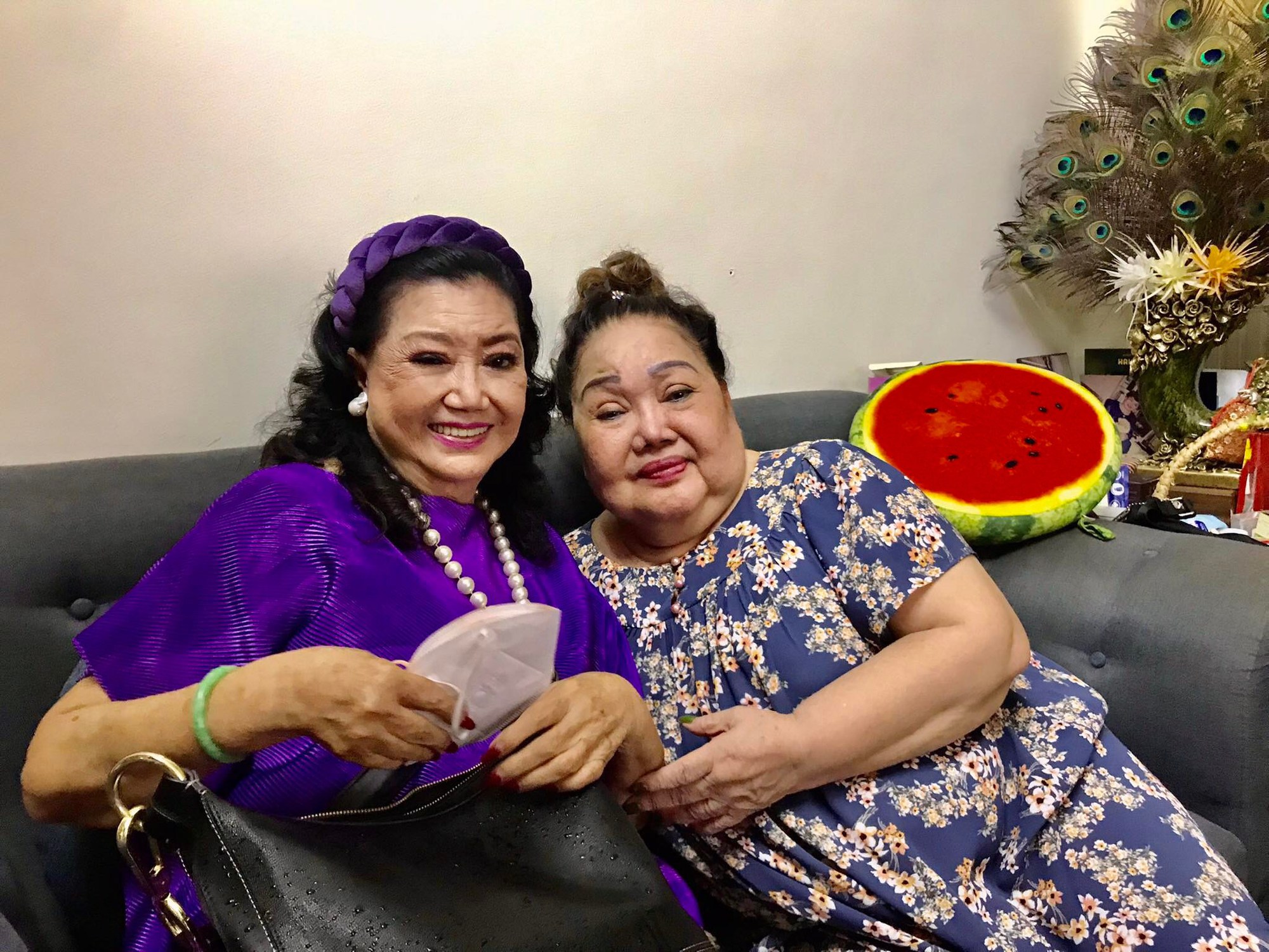 Kỳ nữ Kim Cương tặng qu&agrave; Tết cho vợ chồng NSND Ngọc Gi&agrave;u - Ảnh 2.