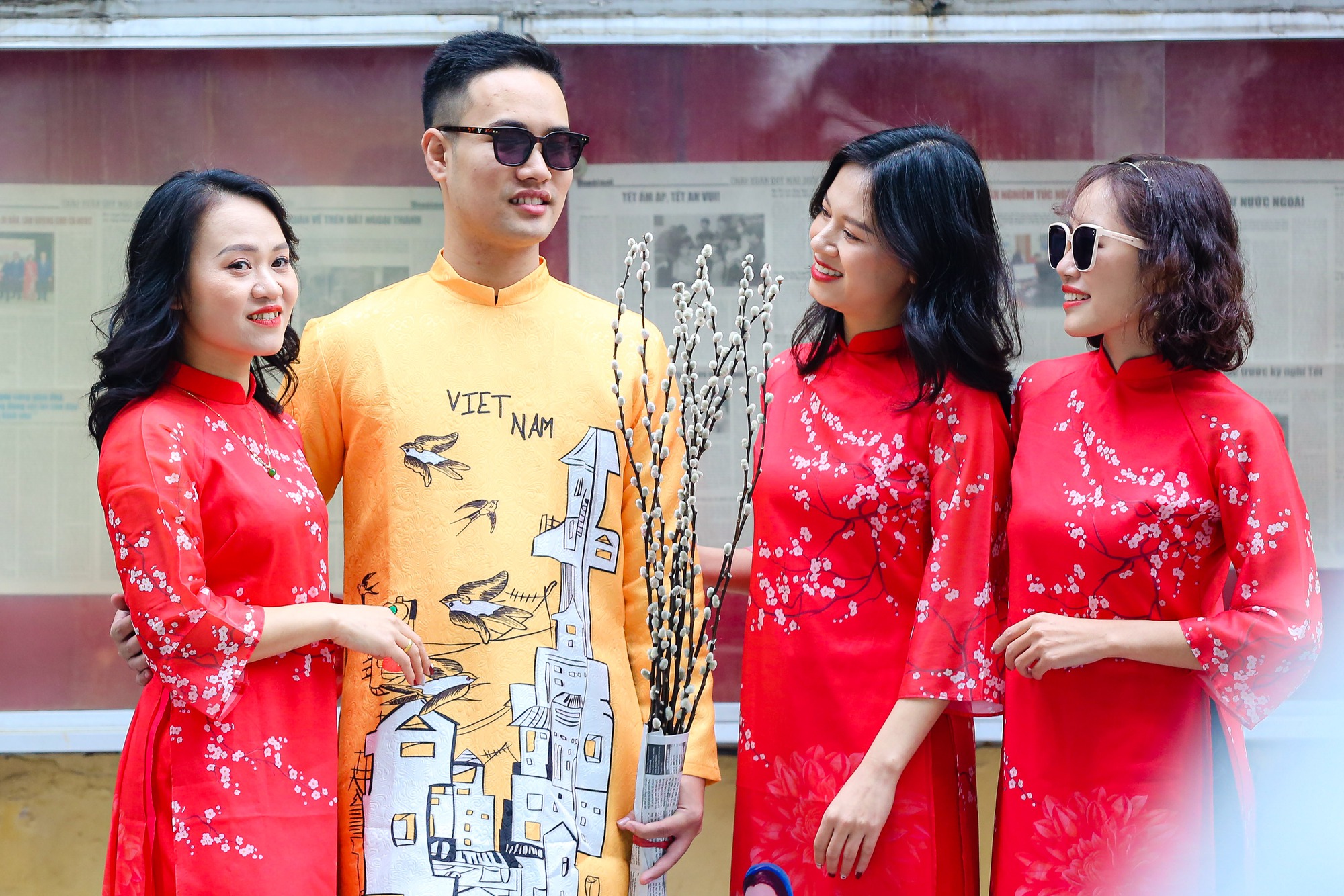 G&aacute;i H&agrave; th&agrave;nh thướt tha t&agrave; &aacute;o d&agrave;i xuống phố đ&oacute;n xu&acirc;n - Ảnh 2.