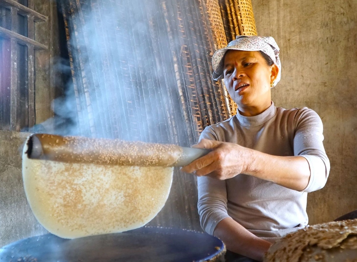 Mỏi tay tráng, quạt bánh đa phục vụ Tết