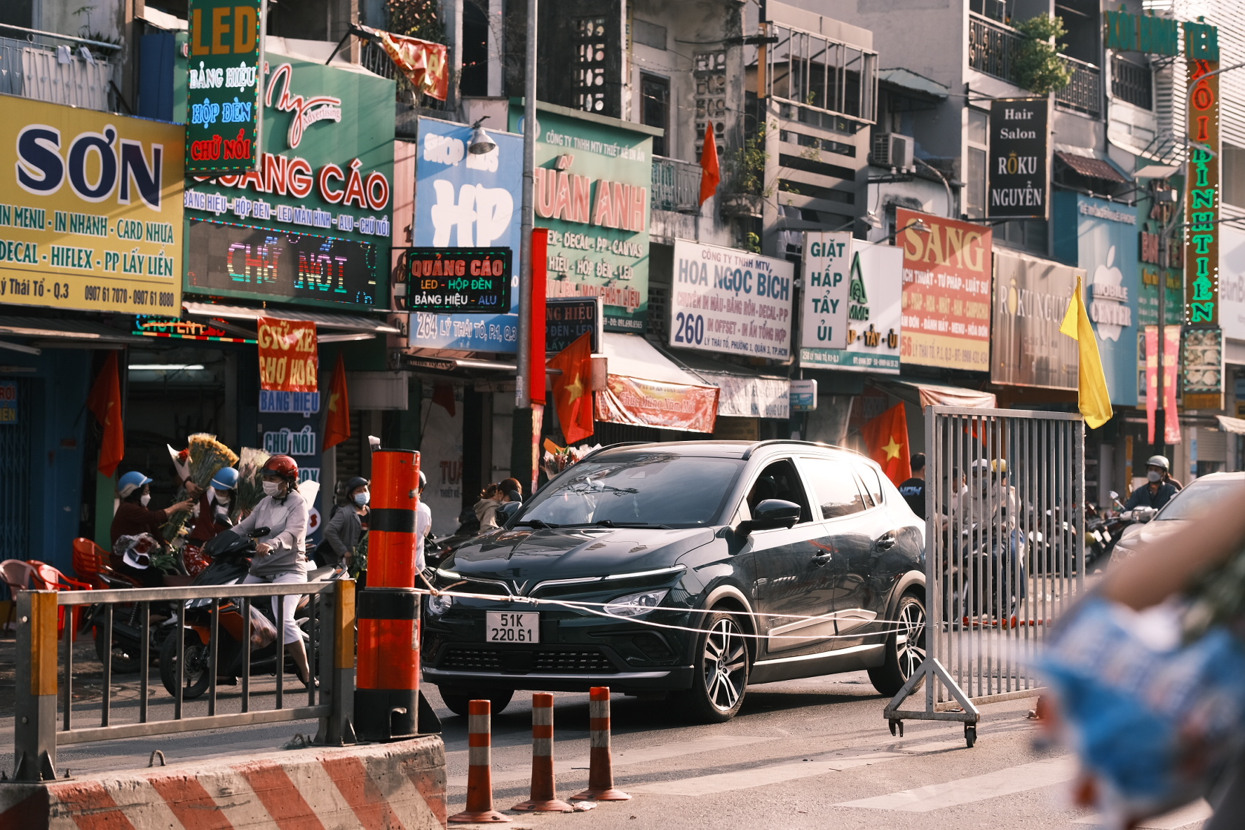 Chợ hoa Hồ Thị Kỷ đ&ocirc;ng nghẹt người, nhiều nơi xổ h&agrave;ng gi&aacute; rẻ - Ảnh 10.