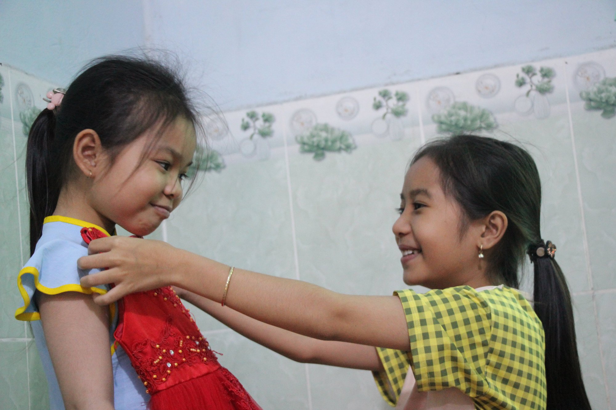 Gặp lại 3 đứa trẻ mồ c&ocirc;i cha mẹ sau vụ tai nạn giao th&ocirc;ng ở S&oacute;c Trăng - Ảnh 7.