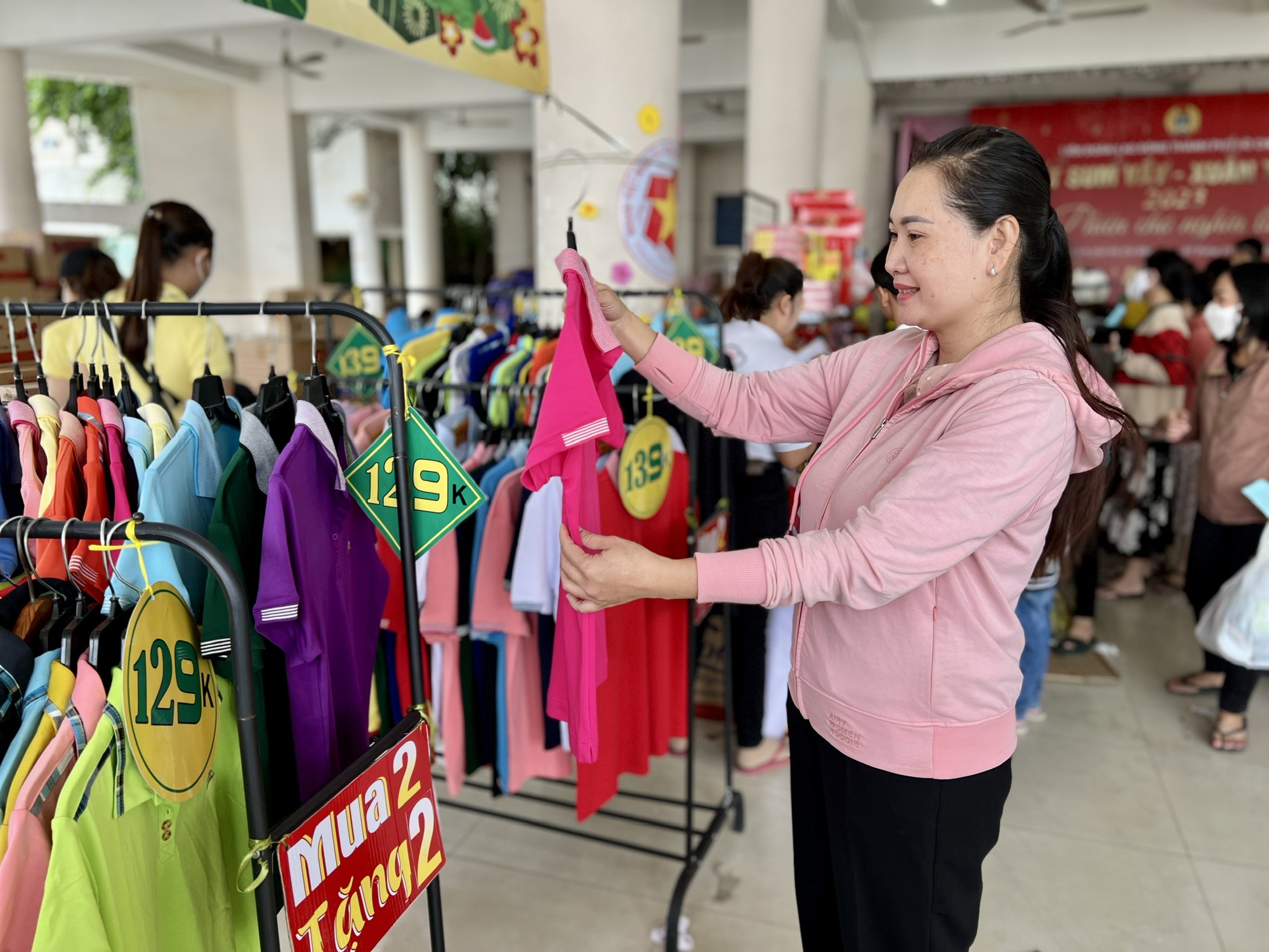 Những phi&ecirc;n chợ nghĩa t&igrave;nh - Ảnh 2.