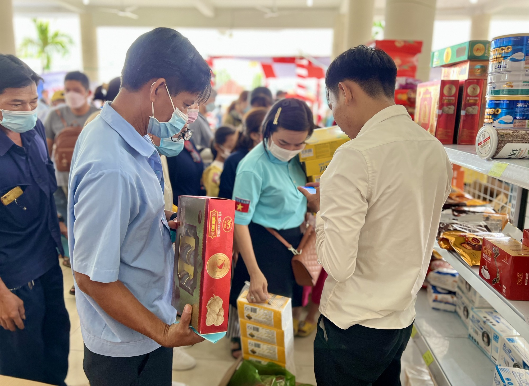 Những phi&ecirc;n chợ nghĩa t&igrave;nh - Ảnh 1.