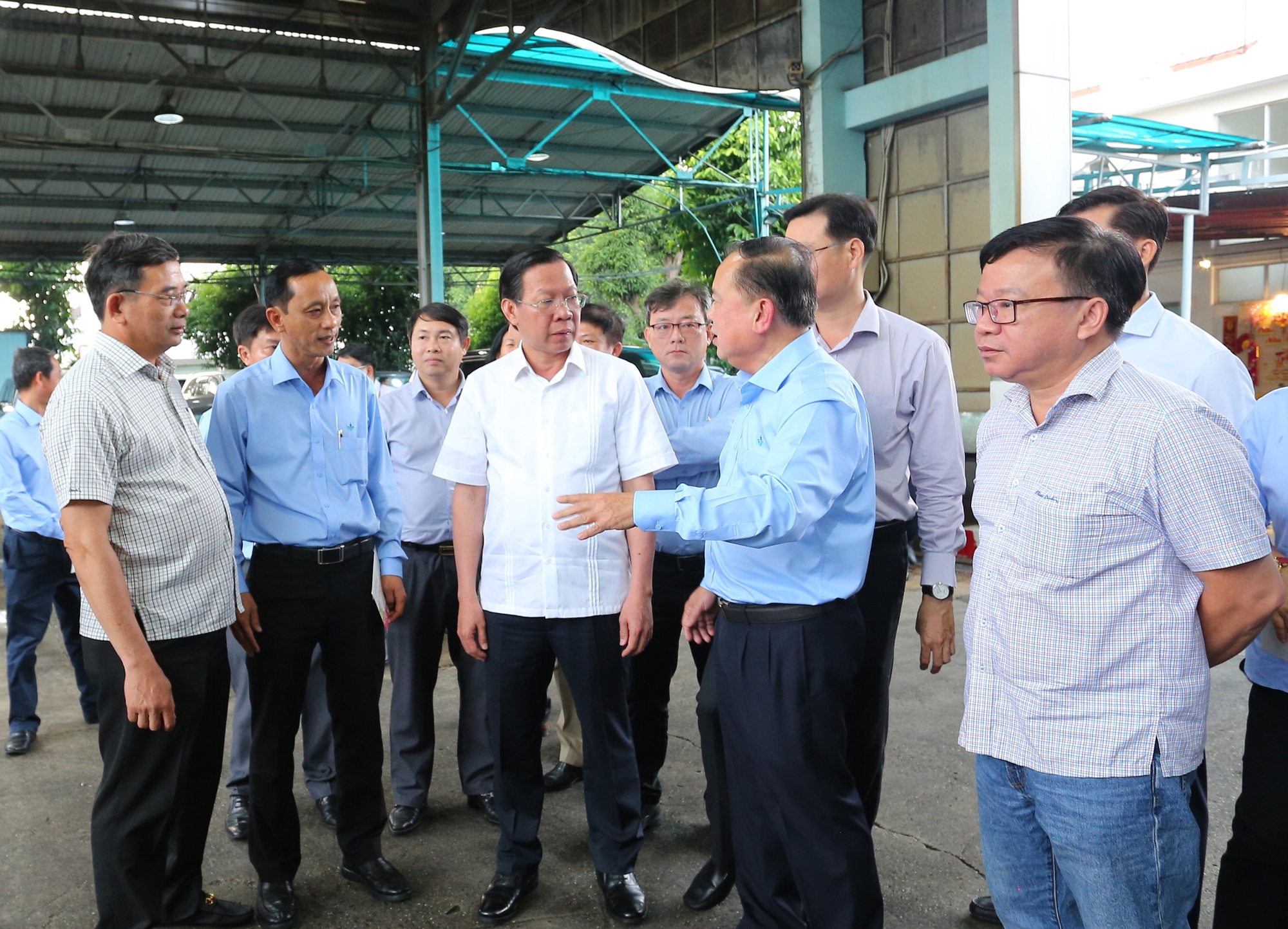 Chủ tịch UBND TP HCM ch&uacute;c tết, tặng qu&agrave; cho c&ocirc;ng nh&acirc;n vệ sinh m&ocirc;i trường - Ảnh 4.