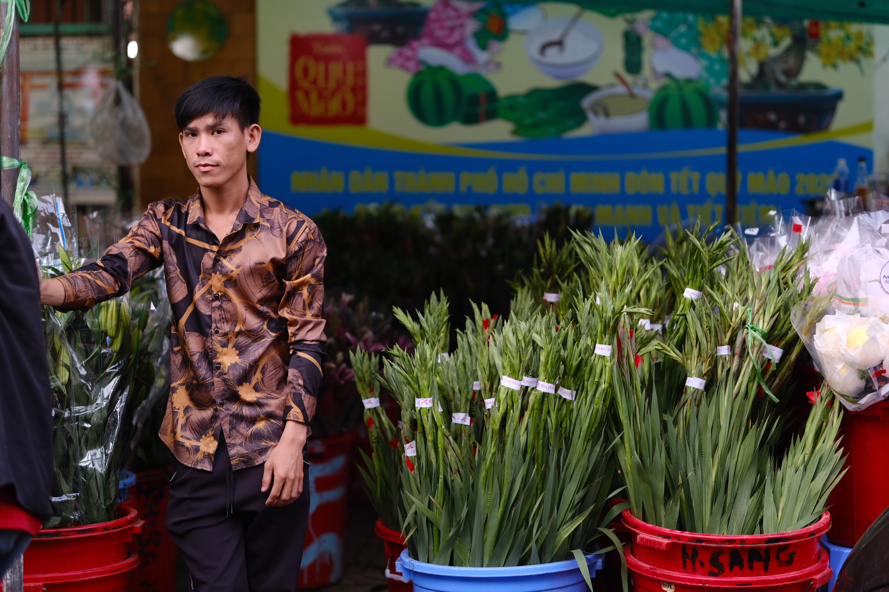 Chợ hoa Hồ Thị Kỷ đ&ocirc;ng nghẹt người, nhiều nơi xổ h&agrave;ng gi&aacute; rẻ - Ảnh 6.