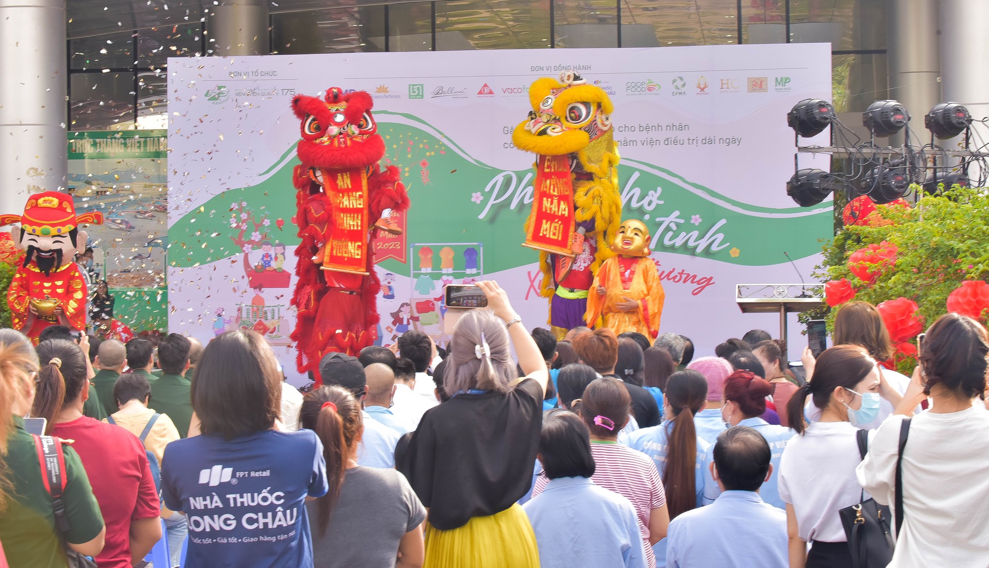 Mang m&ugrave;a xu&acirc;n v&agrave;o bệnh viện - Ảnh 1.