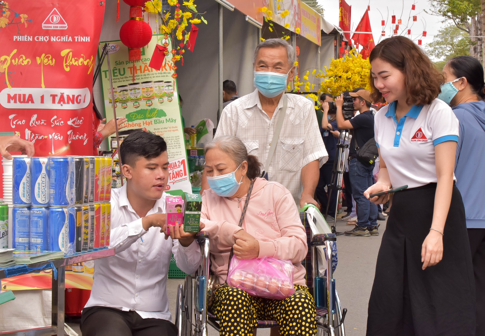 Mang m&ugrave;a xu&acirc;n v&agrave;o bệnh viện - Ảnh 2.