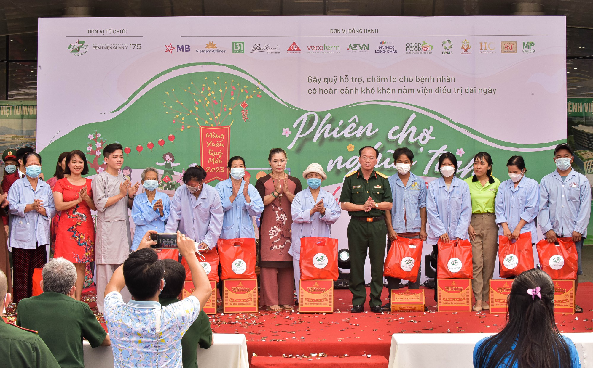 Mang m&ugrave;a xu&acirc;n v&agrave;o bệnh viện - Ảnh 4.