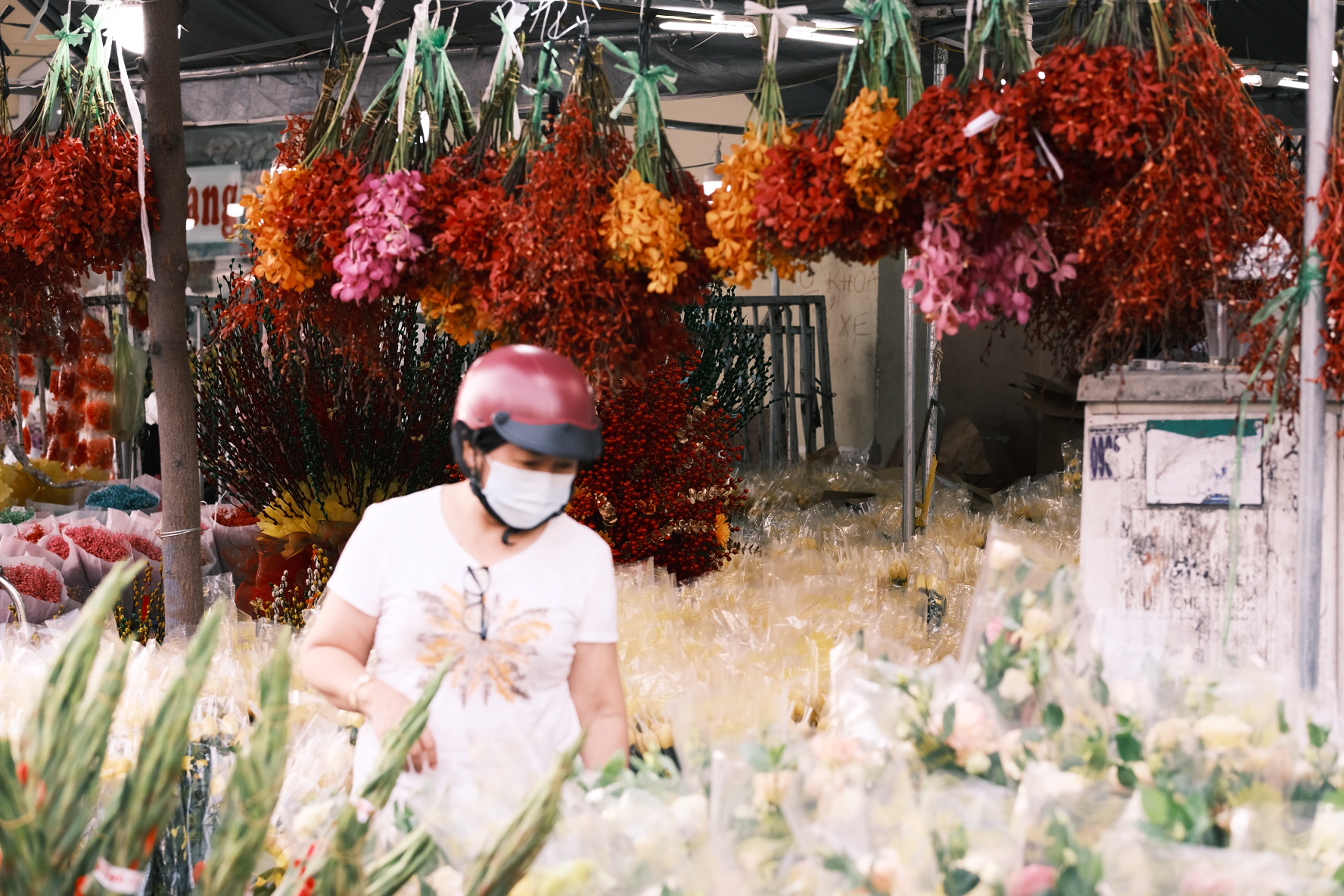 Chợ hoa Hồ Thị Kỷ đ&ocirc;ng nghẹt người, nhiều nơi xổ h&agrave;ng gi&aacute; rẻ - Ảnh 7.