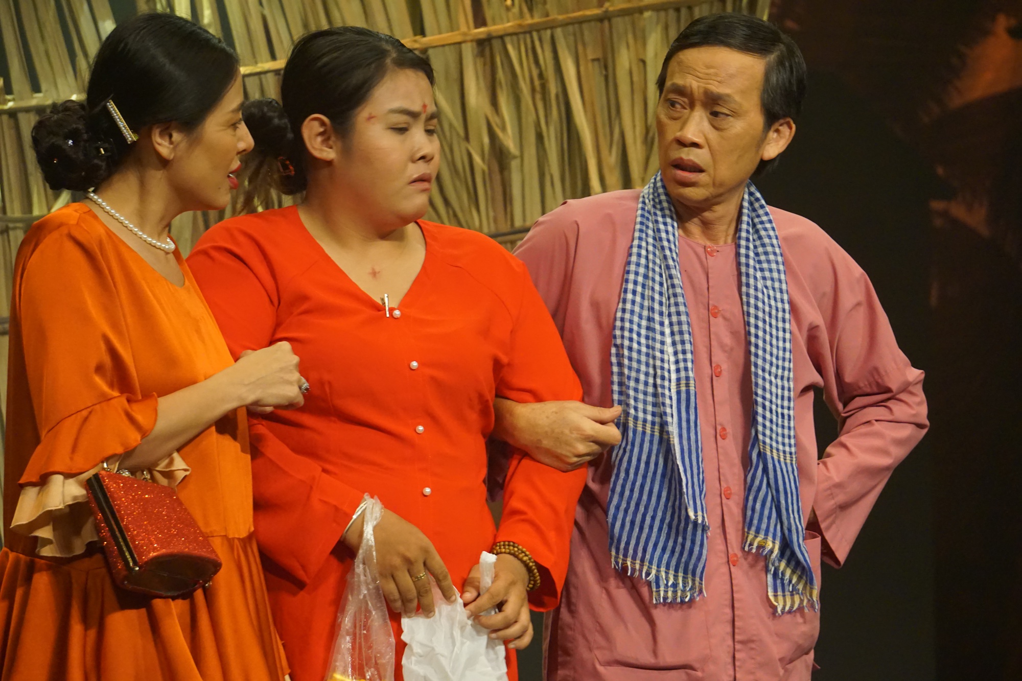 Ho&agrave;i Linh t&aacute;i xuất, yểm trợ cho diễn vi&ecirc;n trẻ m&ugrave;a Tết - Ảnh 3.