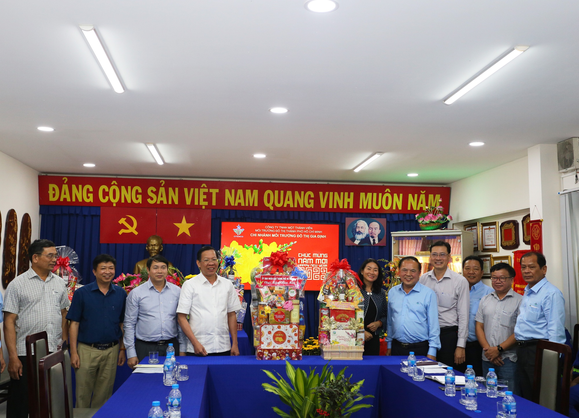 Chủ tịch UBND TP HCM ch&uacute;c tết, tặng qu&agrave; cho c&ocirc;ng nh&acirc;n vệ sinh m&ocirc;i trường - Ảnh 1.