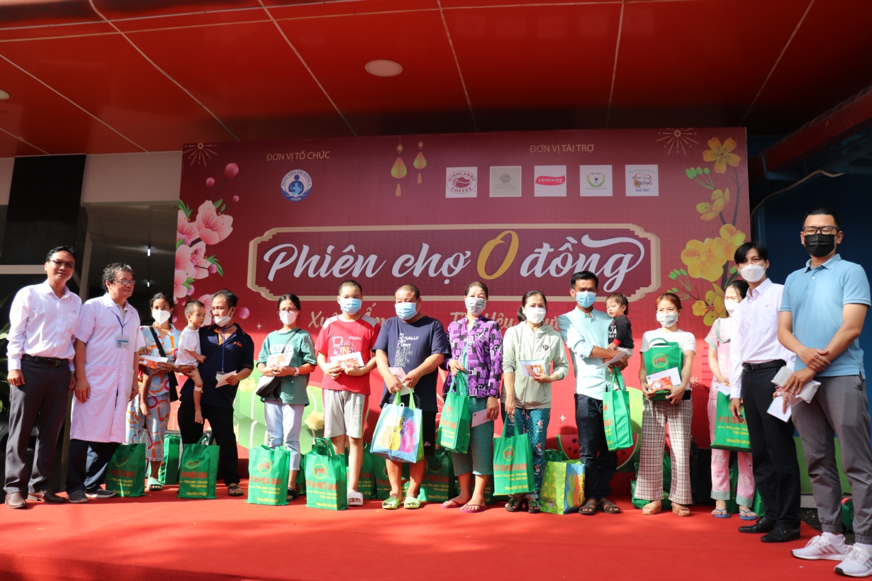 Mang m&ugrave;a xu&acirc;n v&agrave;o bệnh viện - Ảnh 7.