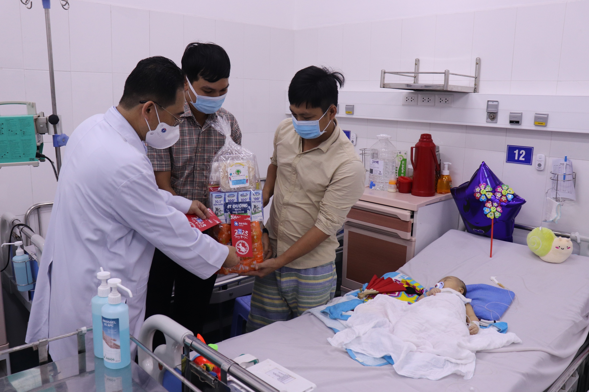 Mang m&ugrave;a xu&acirc;n v&agrave;o bệnh viện - Ảnh 8.