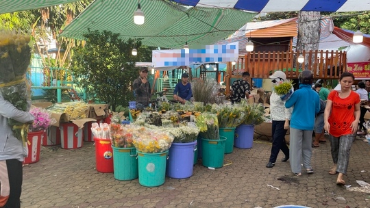 Chợ hoa Hồ Thị Kỷ đ&ocirc;ng nghẹt người, nhiều nơi xổ h&agrave;ng gi&aacute; rẻ - Ảnh 1.