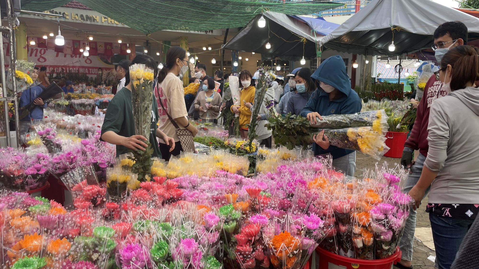 Chợ hoa Hồ Thị Kỷ đông nghẹt người, nhiều nơi "xổ hàng" giá rẻ