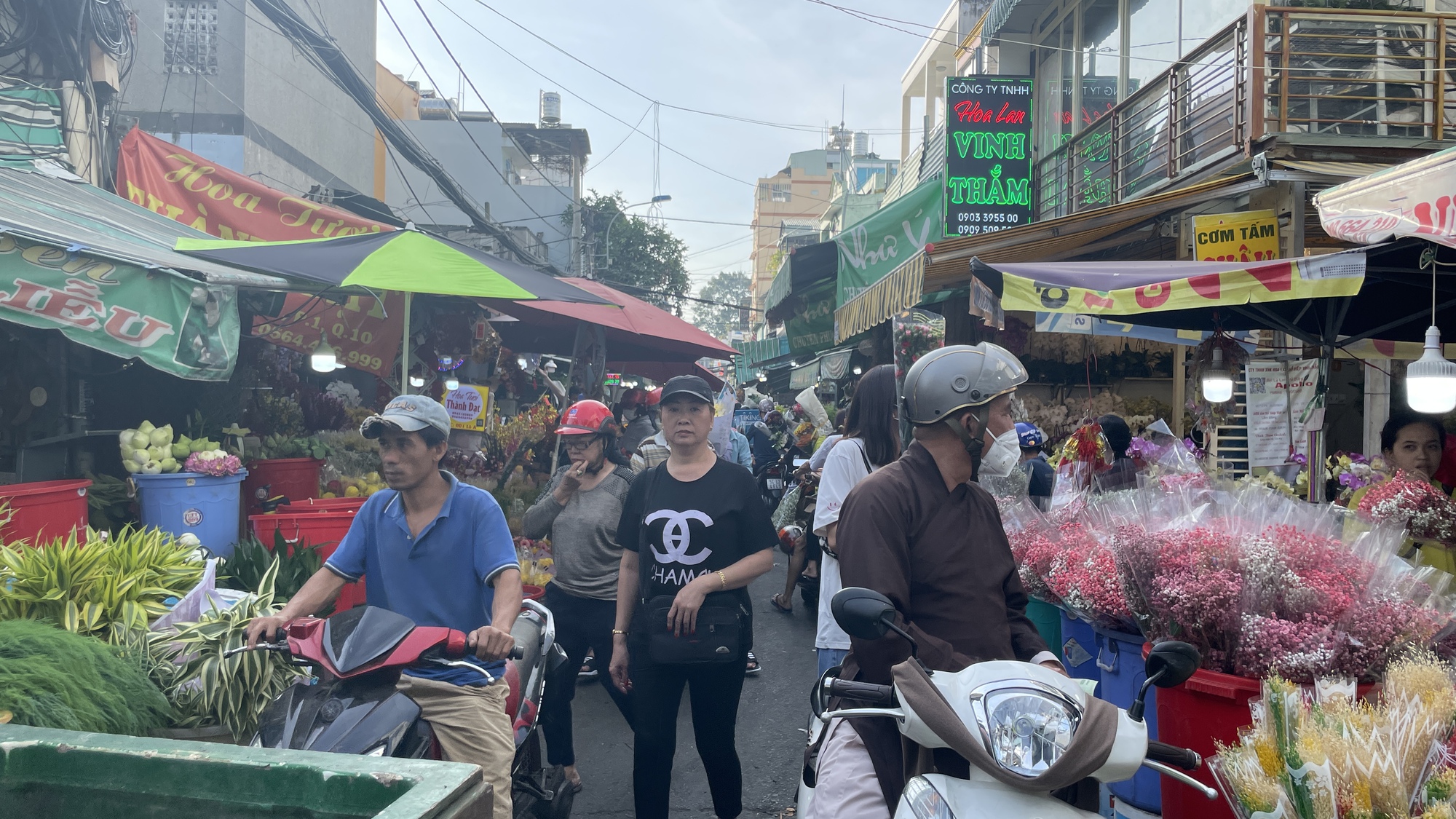 Chợ hoa Hồ Thị Kỷ đ&ocirc;ng nghẹt người, nhiều nơi xổ h&agrave;ng gi&aacute; rẻ - Ảnh 11.