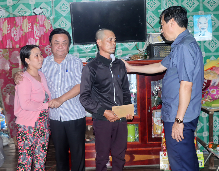 Bộ trưởng Lê Minh Hoan thăm hỏi gia đình bé Hạo Nam