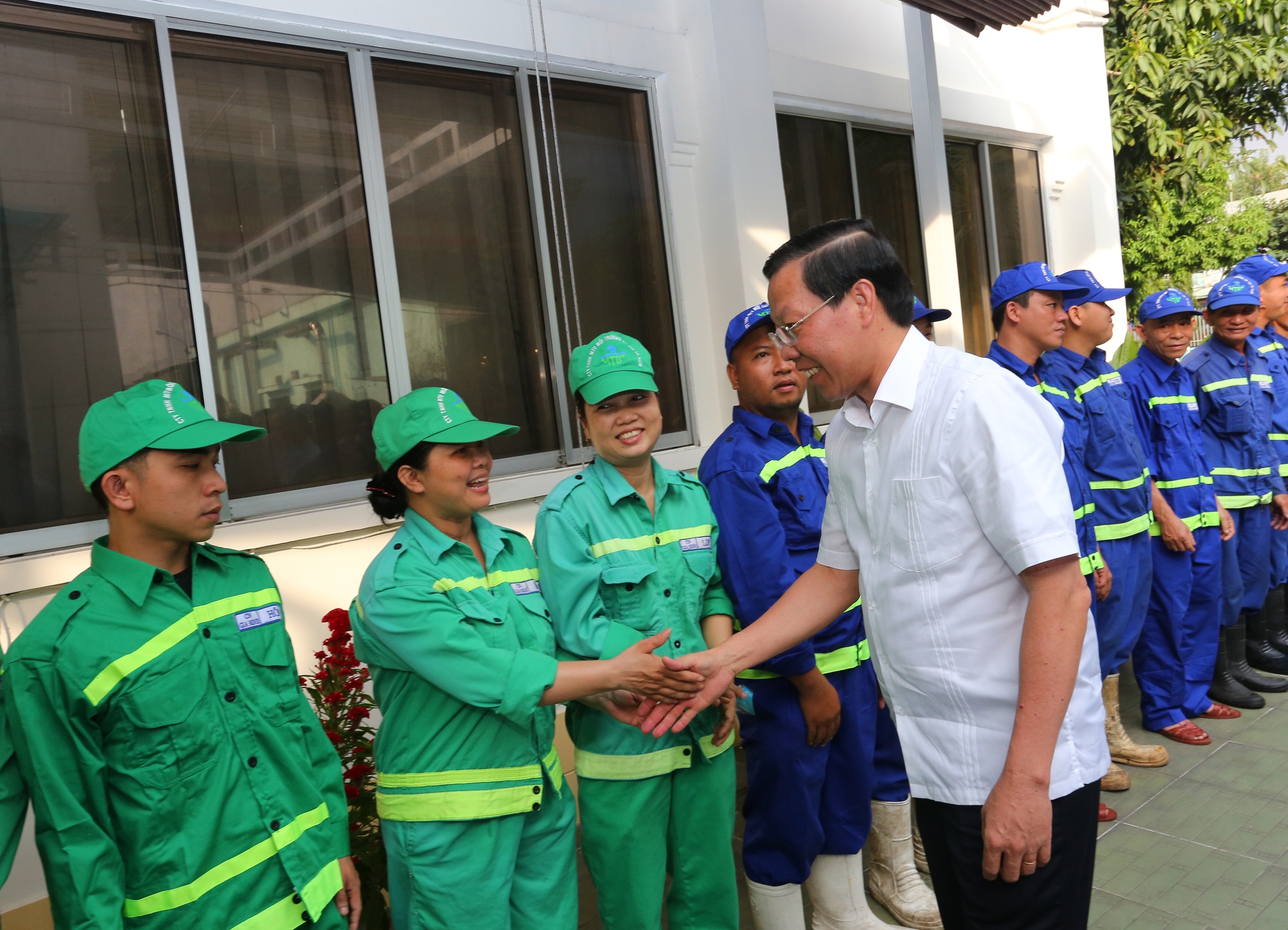 Chủ tịch UBND TP HCM ch&uacute;c tết, tặng qu&agrave; cho c&ocirc;ng nh&acirc;n vệ sinh m&ocirc;i trường - Ảnh 3.