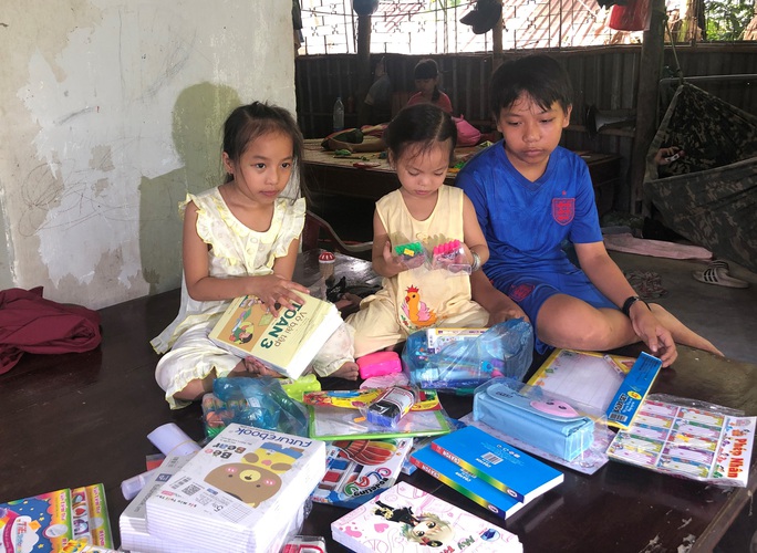 ngay-khai-truong-cac-be-duoc-nhieu-sach-vo-va-dung-cu-hoc-tap-moi-nhung-khong-con-cha-me-de-don-dua-1599219911315652891300