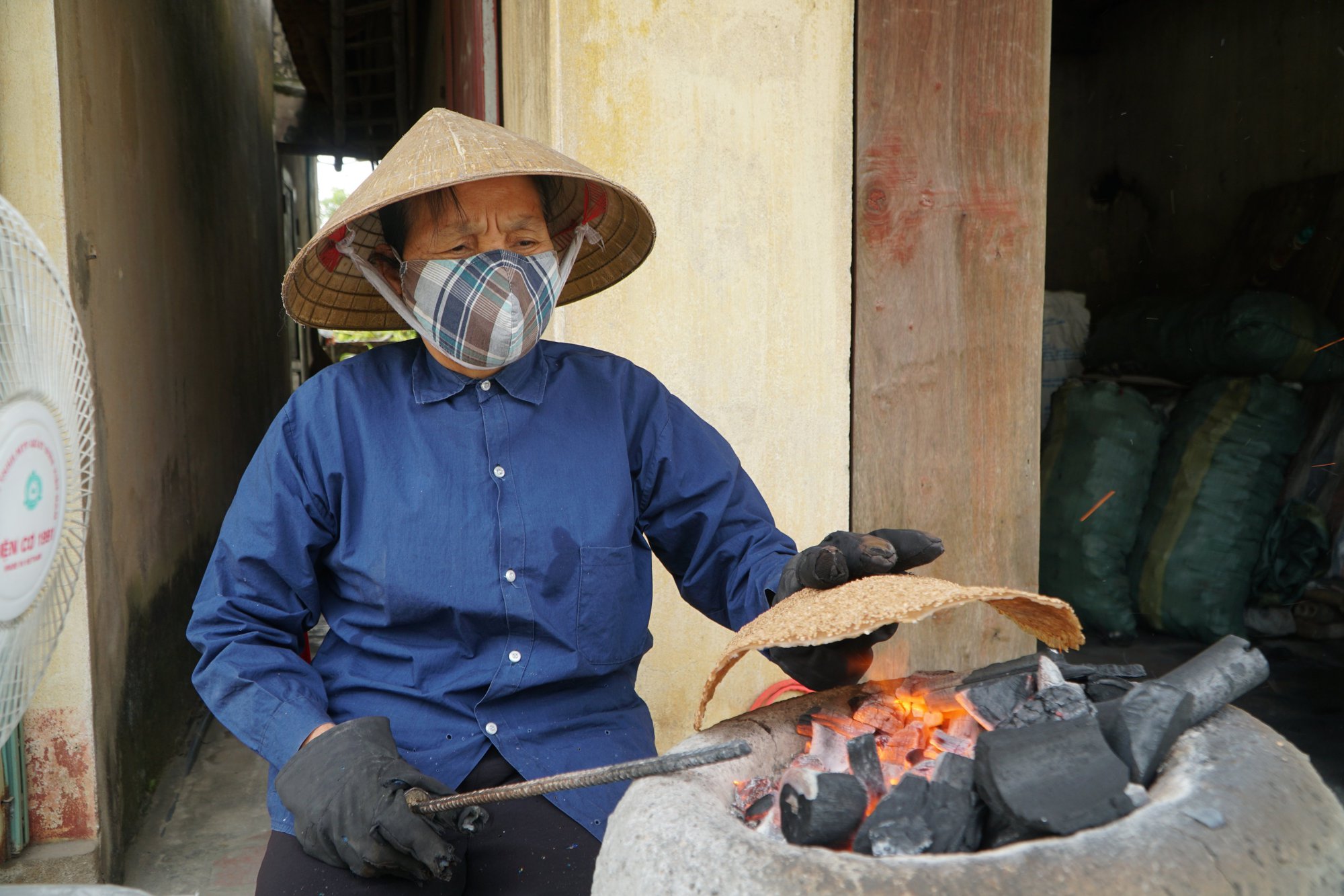 Mỏi tay tráng, quạt bánh đa phục vụ Tết - Ảnh 13.
