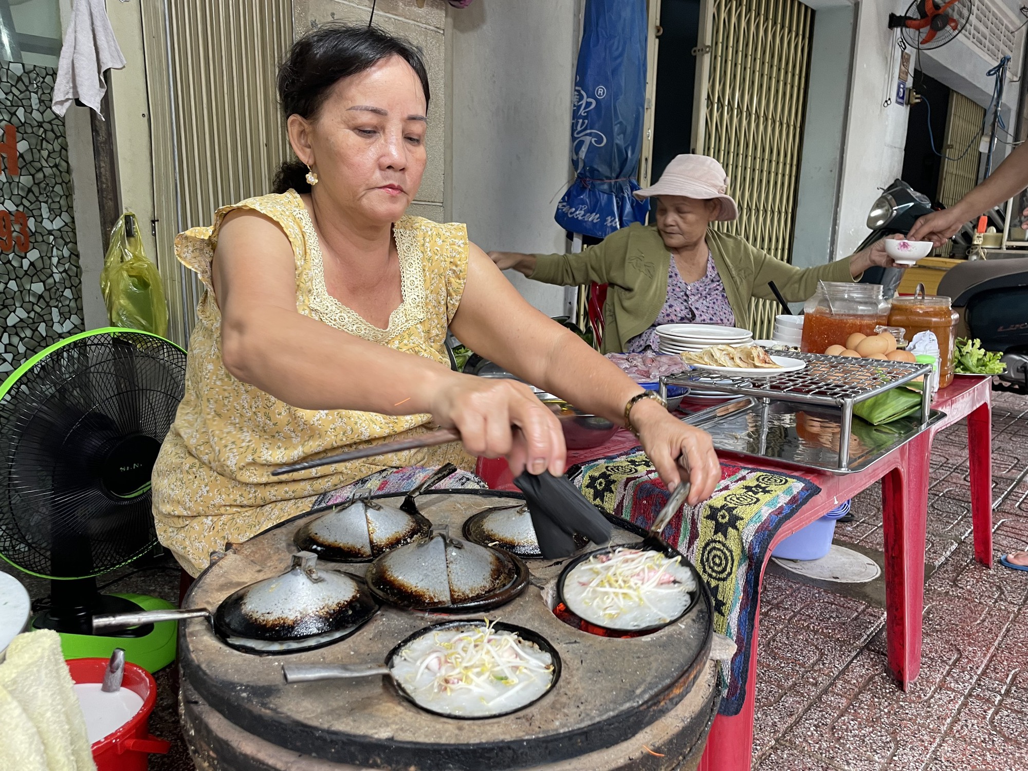 Ngon kh&oacute; cưỡng với b&aacute;nh x&egrave;o mực Nha Trang - Ảnh 1.