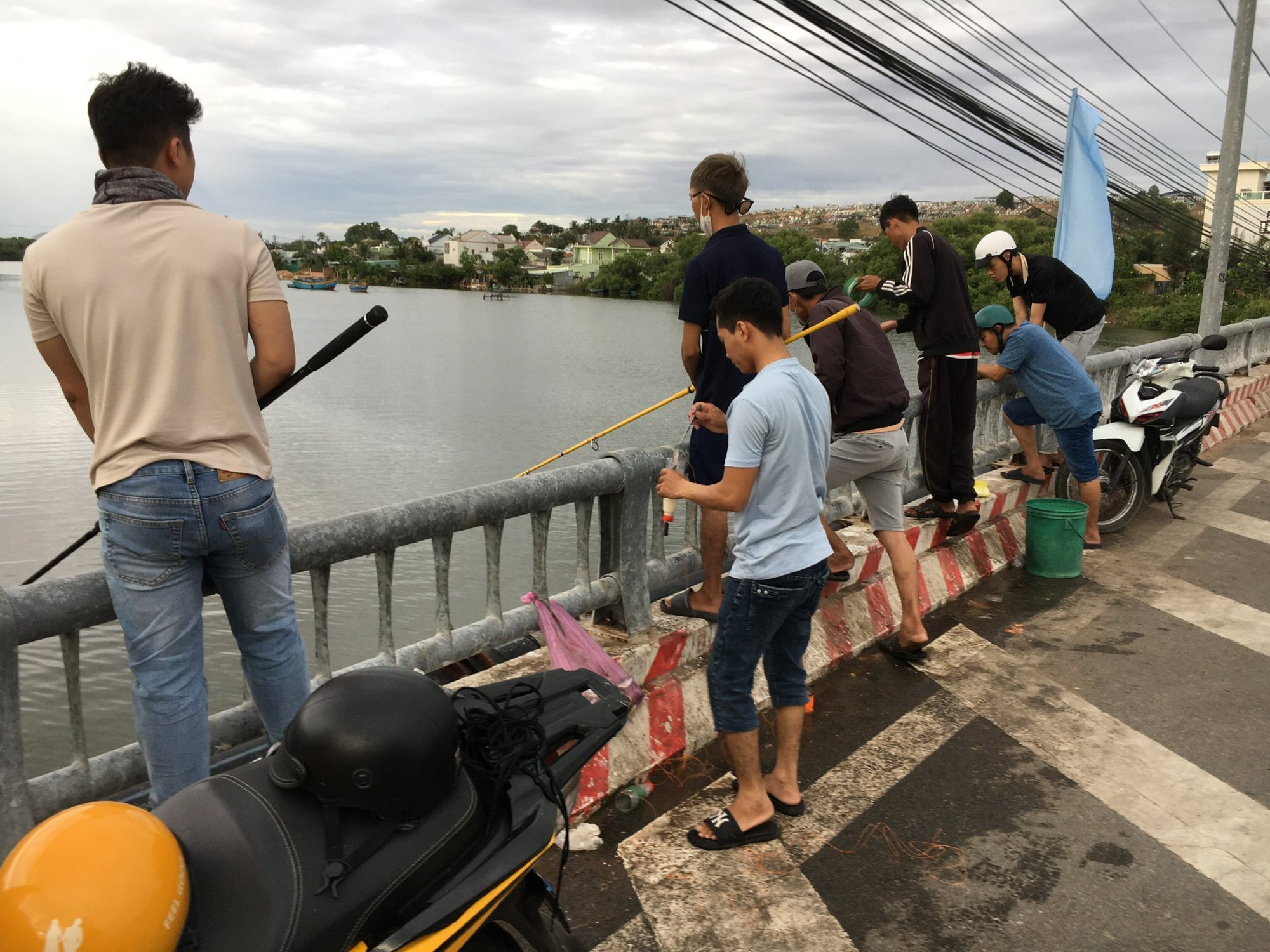 ĐẦU XU&Acirc;N, RA PHAN THIẾT C&Acirc;U C&Aacute; ĐỐI - Ảnh 1.