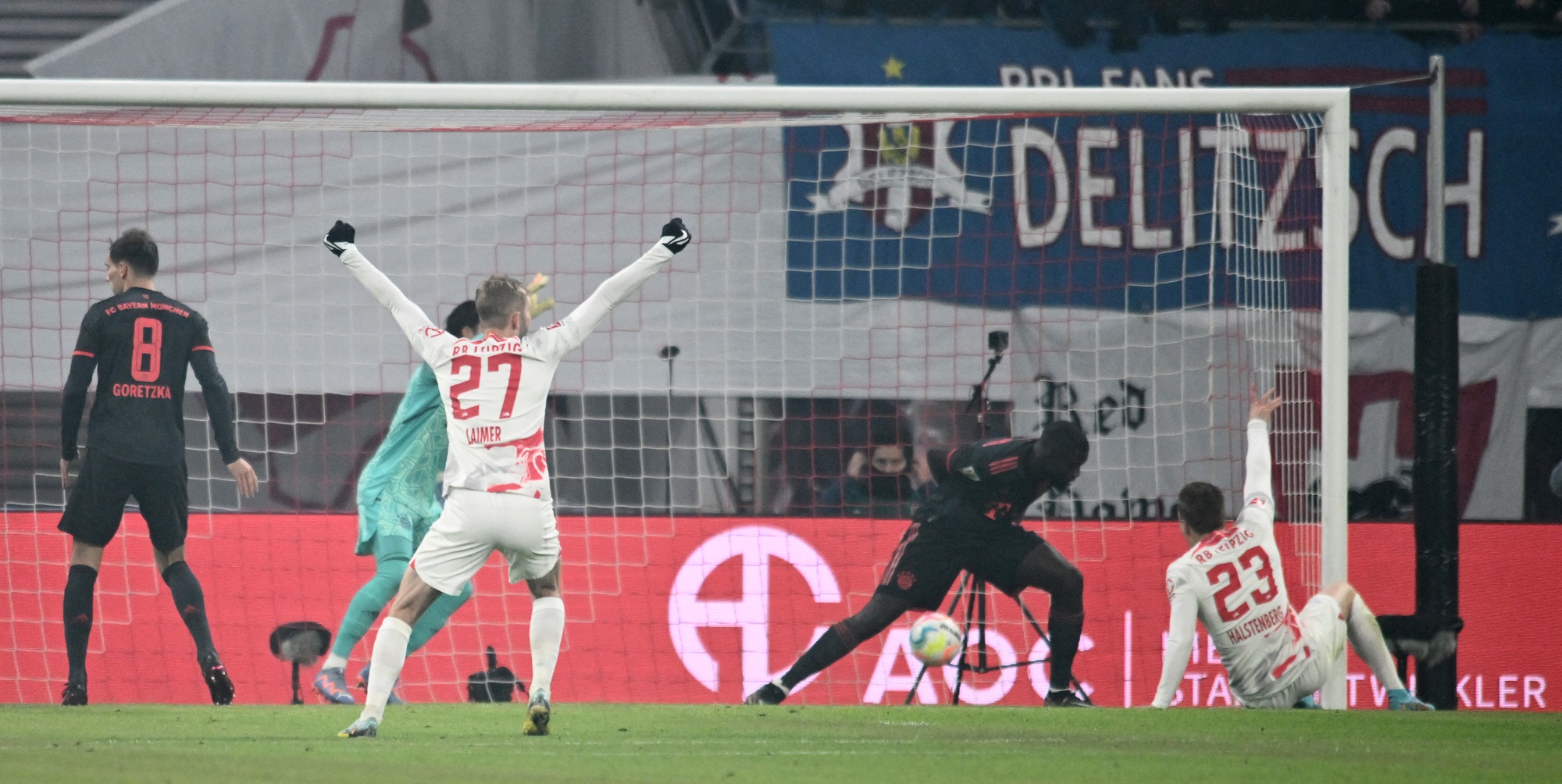 Bayern Munich bị cầm ch&acirc;n trong ng&agrave;y Bundesliga trở lại - Ảnh 3.