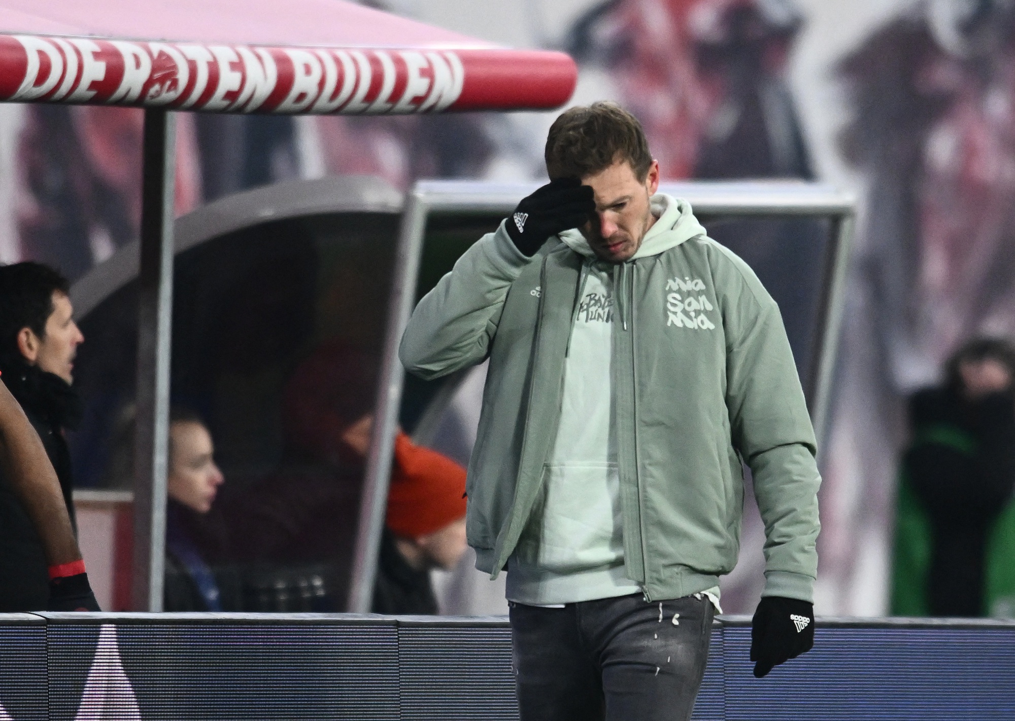 Bayern Munich bị cầm ch&acirc;n trong ng&agrave;y Bundesliga trở lại - Ảnh 5.