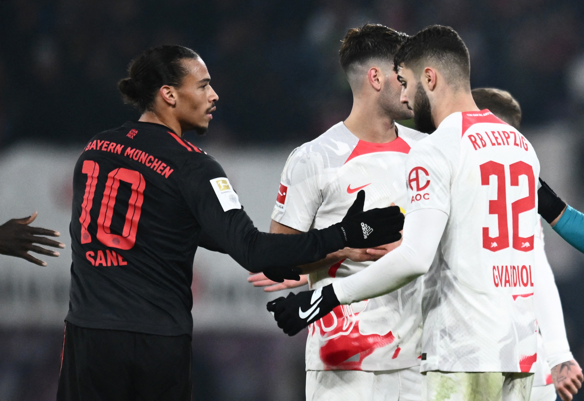 Bayern Munich bị cầm ch&acirc;n trong ng&agrave;y Bundesliga trở lại - Ảnh 6.