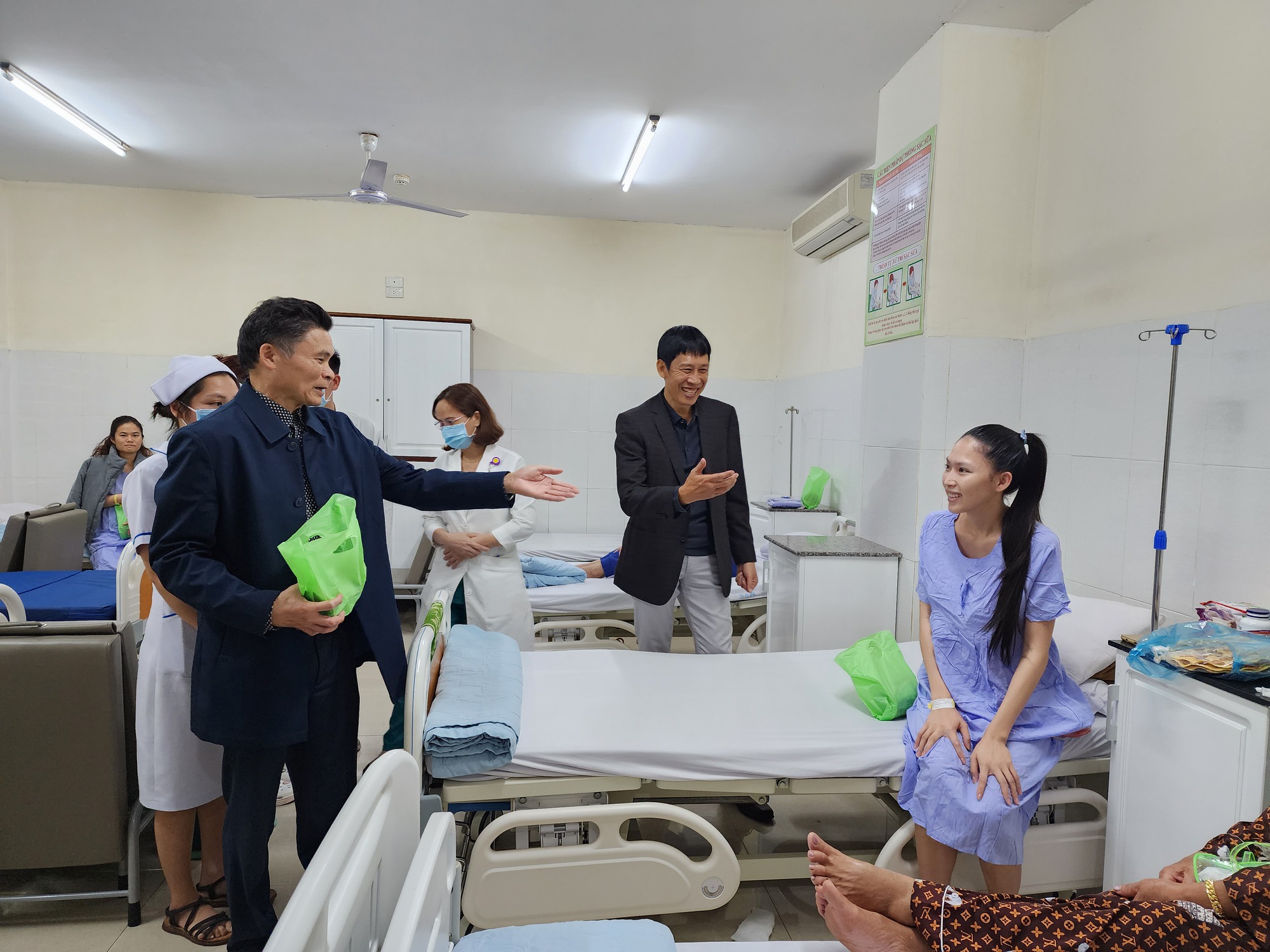 Lãnh đạo bệnh viện đến từng giường chúc Tết bệnh nhân