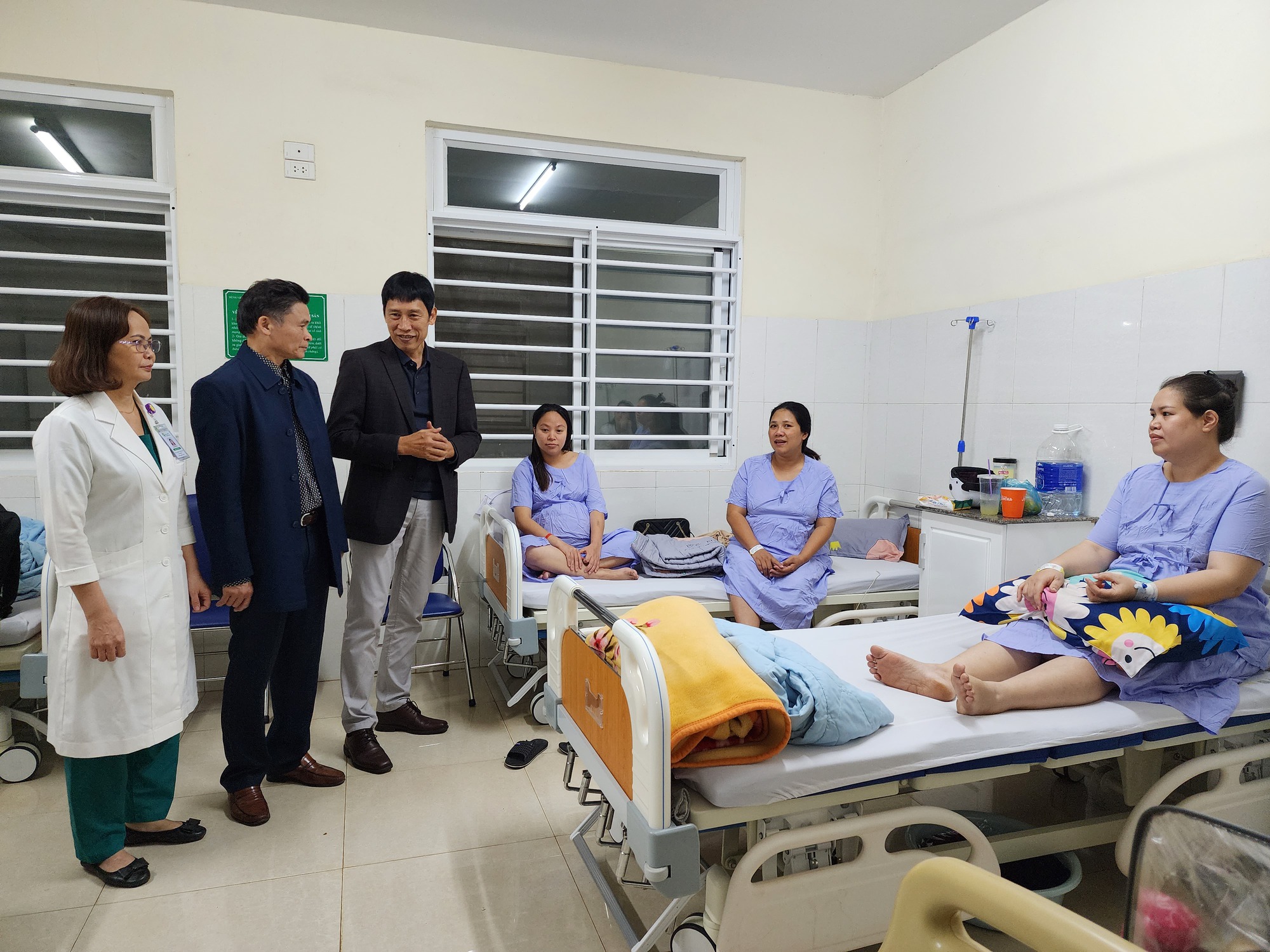 L&atilde;nh đạo bệnh viện đến từng giường ch&uacute;c Tết bệnh nh&acirc;n - Ảnh 2.