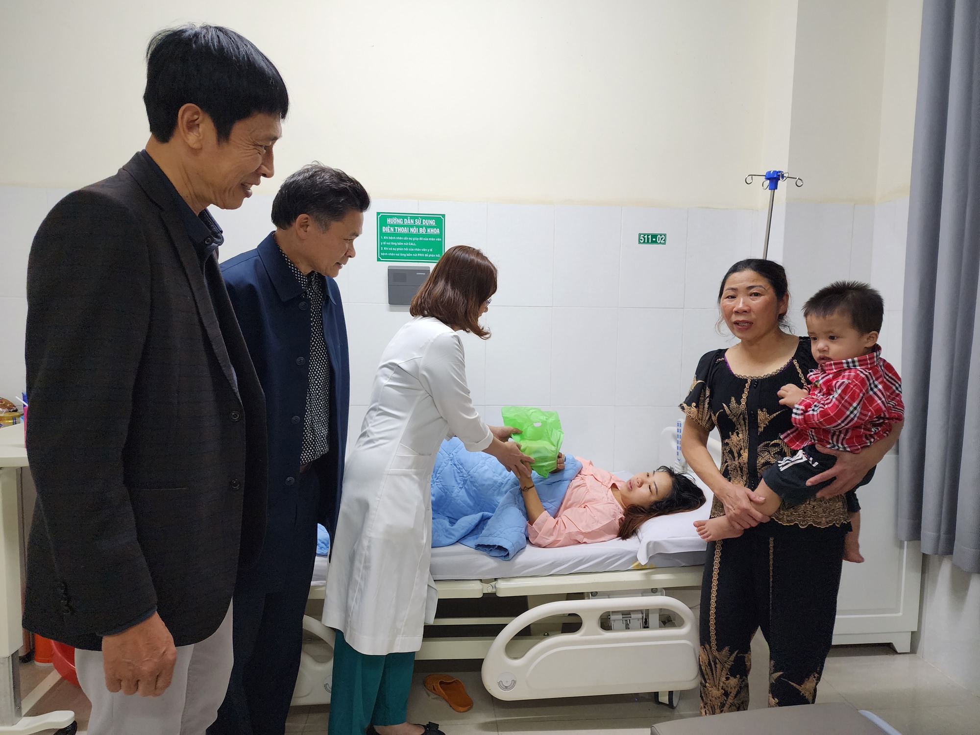 L&atilde;nh đạo bệnh viện đến từng giường ch&uacute;c Tết bệnh nh&acirc;n - Ảnh 3.