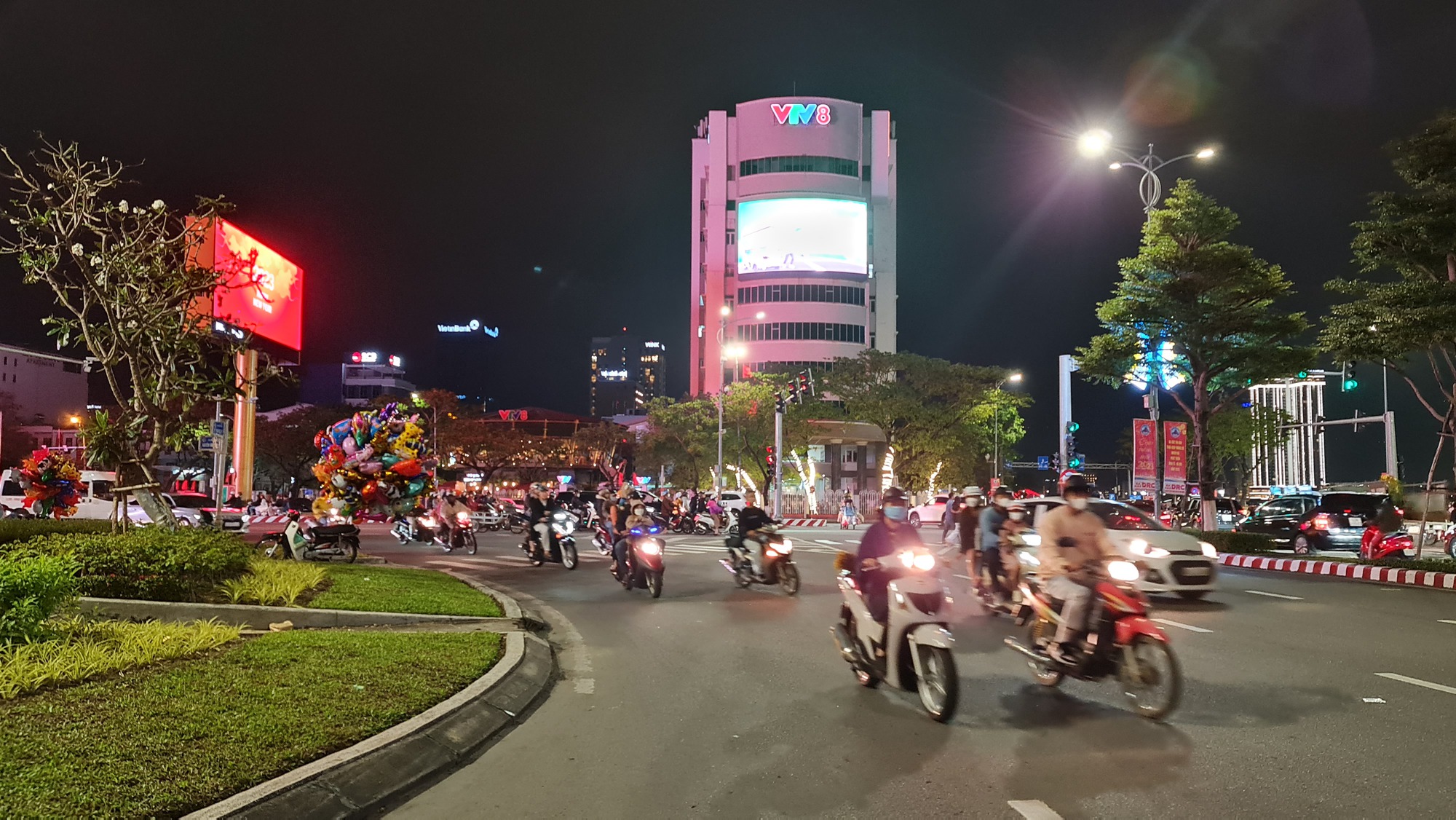 Miền Trung: Người d&acirc;n n&ocirc; nức xuống phố đ&oacute;n giao thừa - Ảnh 4.