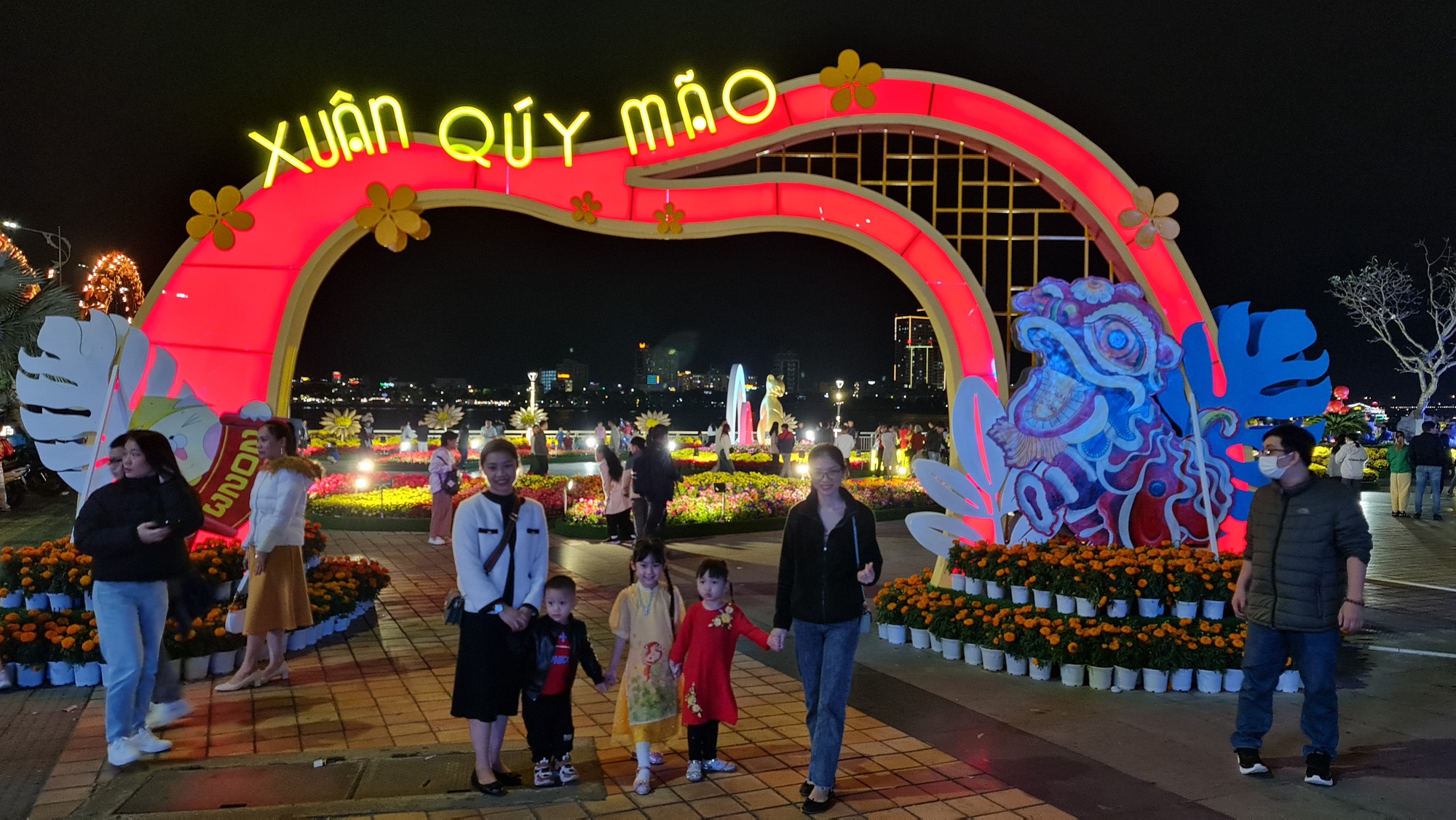 Miền Trung: Người d&acirc;n n&ocirc; nức xuống phố đ&oacute;n giao thừa - Ảnh 6.