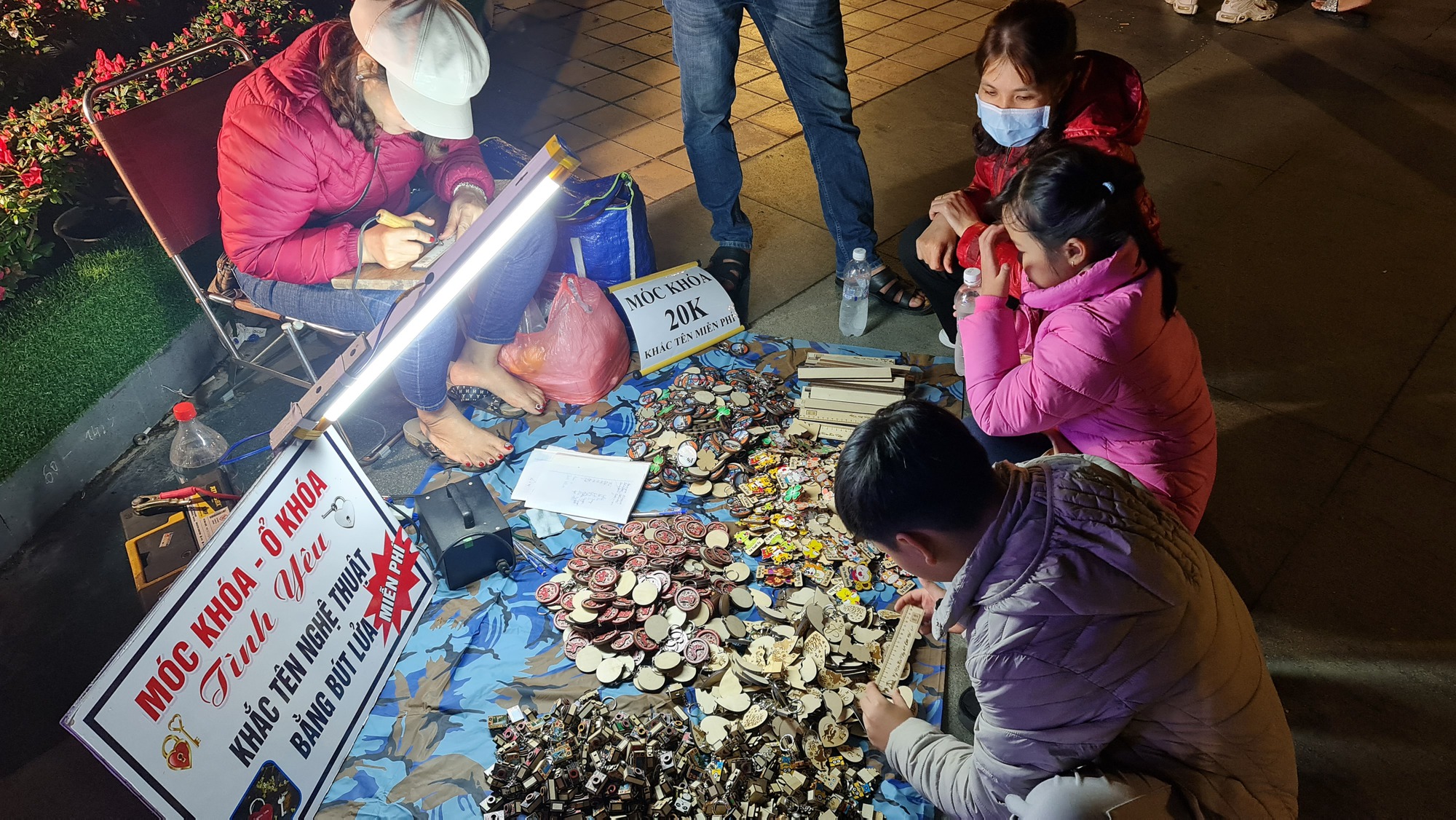 Miền Trung: Người d&acirc;n n&ocirc; nức xuống phố đ&oacute;n giao thừa - Ảnh 7.