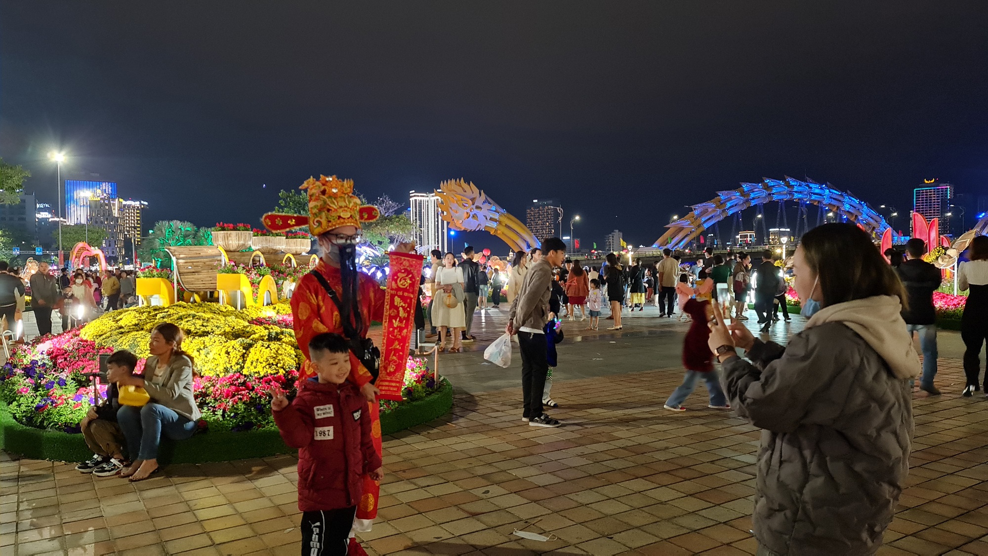 Miền Trung: Người d&acirc;n n&ocirc; nức xuống phố đ&oacute;n giao thừa - Ảnh 2.