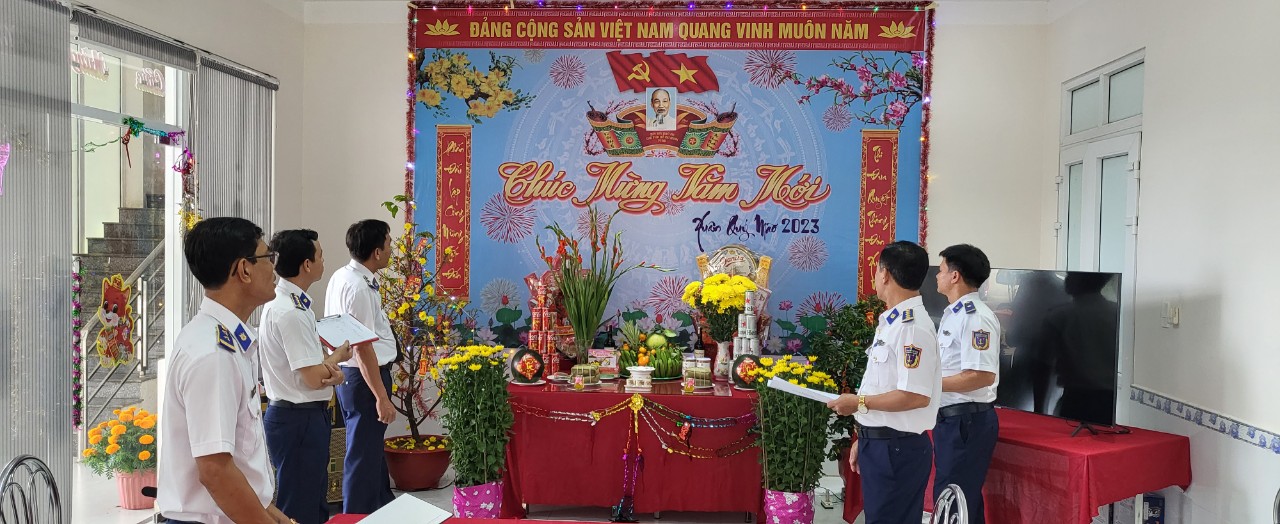 3. Ban giám khảo chấm phòng đón xuân