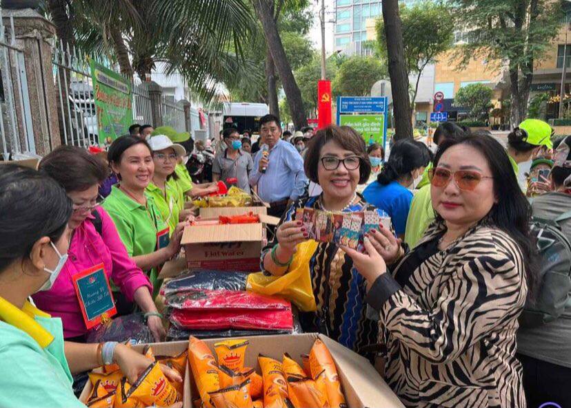 NSND Lệ Thủy trao qu&agrave; Tết cho th&acirc;n nh&acirc;n nu&ocirc;i bệnh nhi chiều 30 Tết - Ảnh 2.