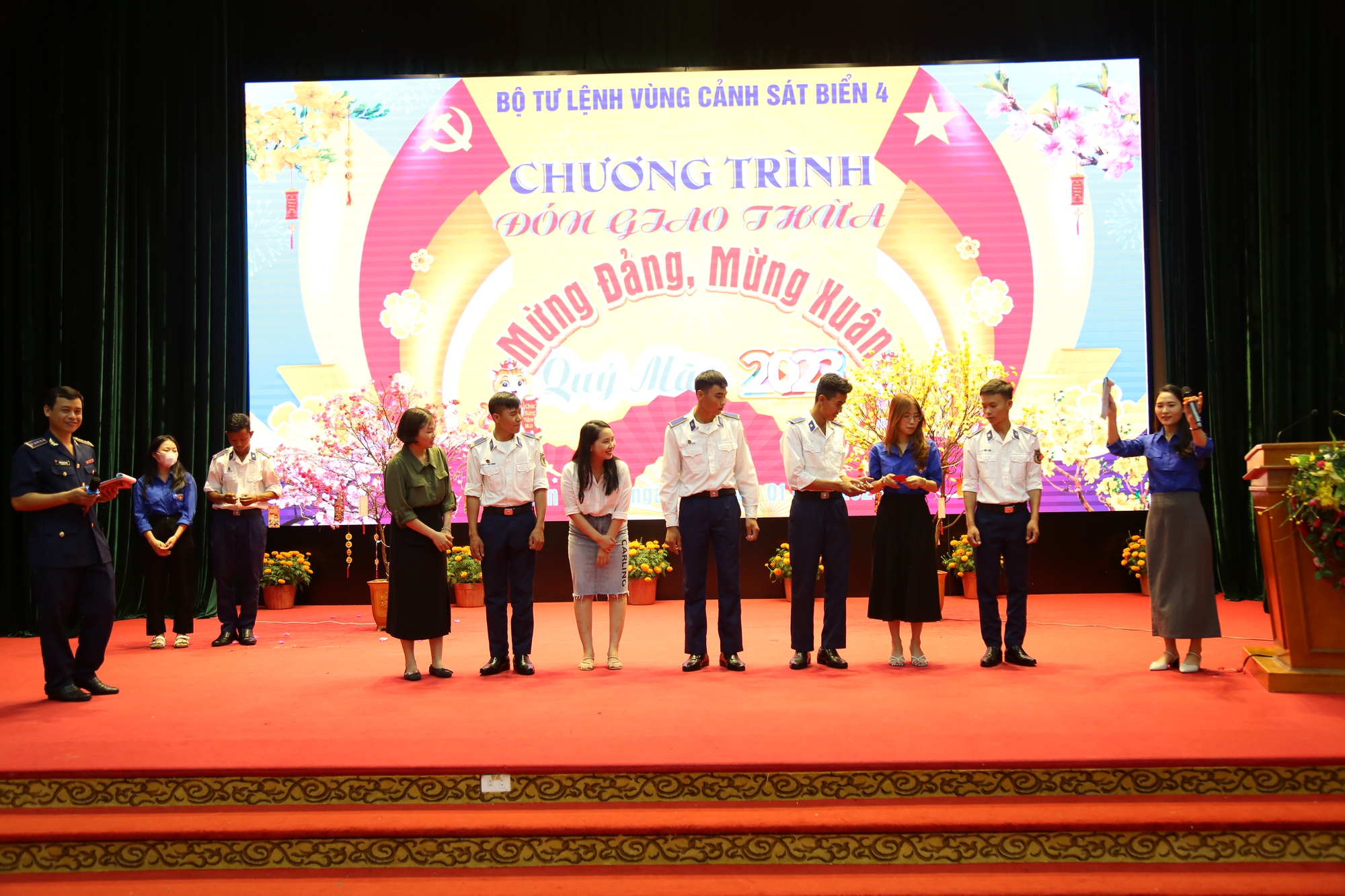 Các chiến sỹ BTL Vùng Cảnh sát biển 4 và các đoàn viên đơn vị kết nghĩa tham gia các trò chơi tập thể vui nhộn