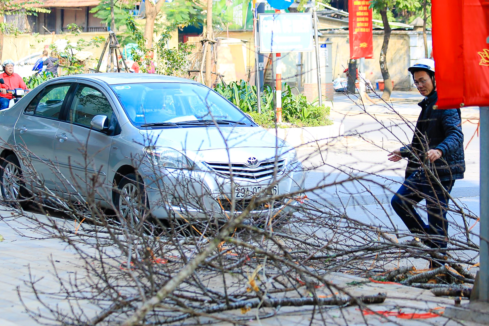 30 Tết, tiểu thương quyết chặt bỏ đào chứ không bán rẻ - Ảnh 8.