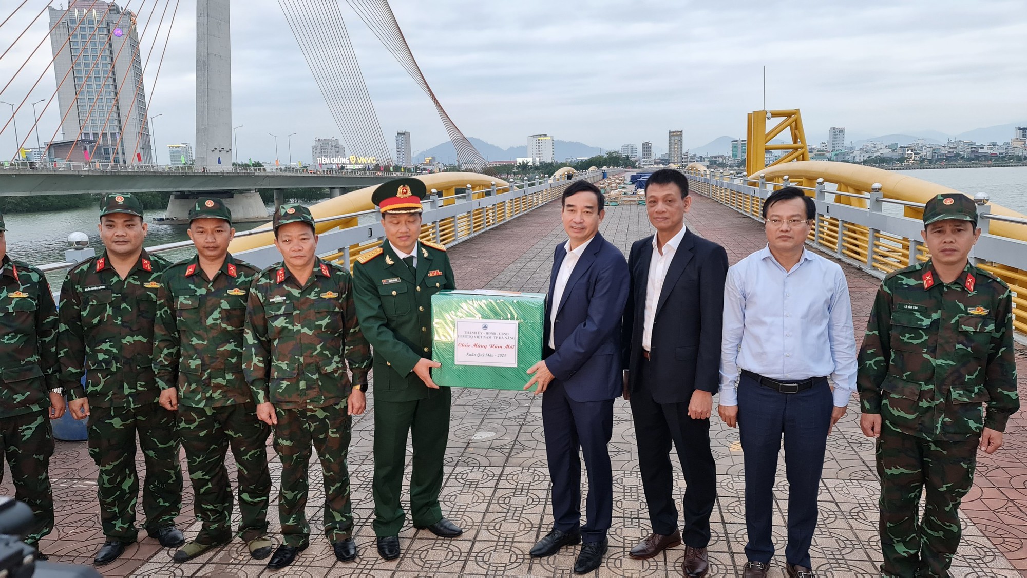 Chủ tịch UBND TP Đà Nẵng thăm “trận địa” pháo hoa trước giờ khai hỏa - Ảnh 4.