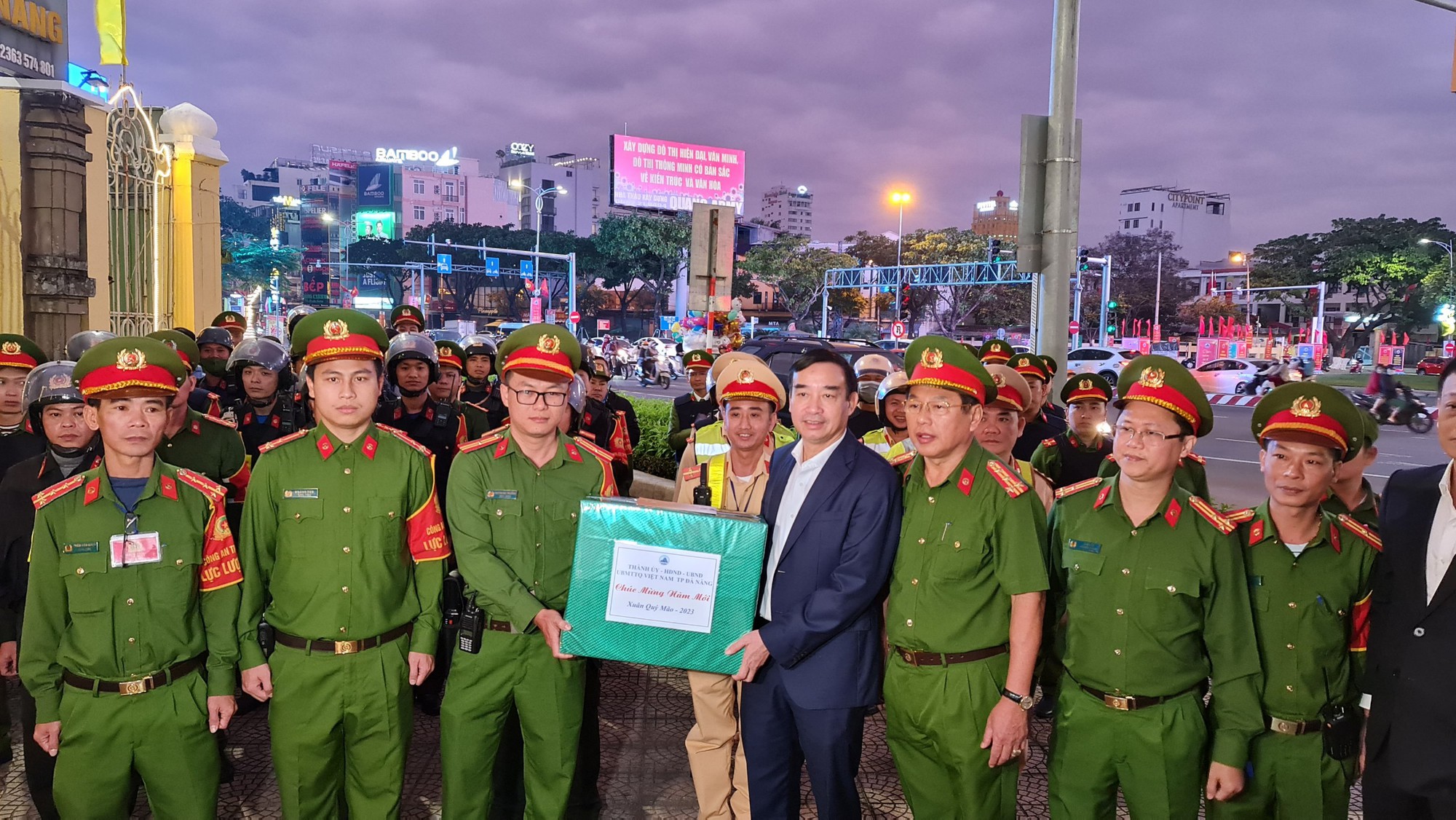 Chủ tịch UBND TP Đà Nẵng thăm “trận địa” pháo hoa trước giờ khai hỏa - Ảnh 8.