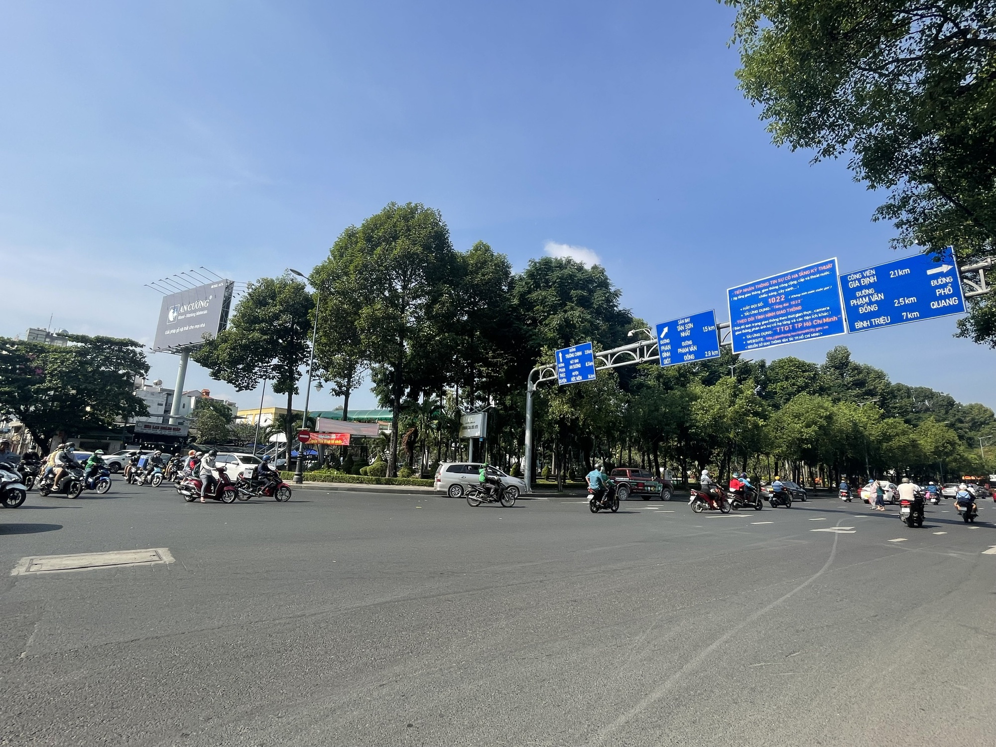 Đường s&aacute; th&ocirc;ng tho&aacute;ng ng&agrave;y 30 tết - Ảnh 7.