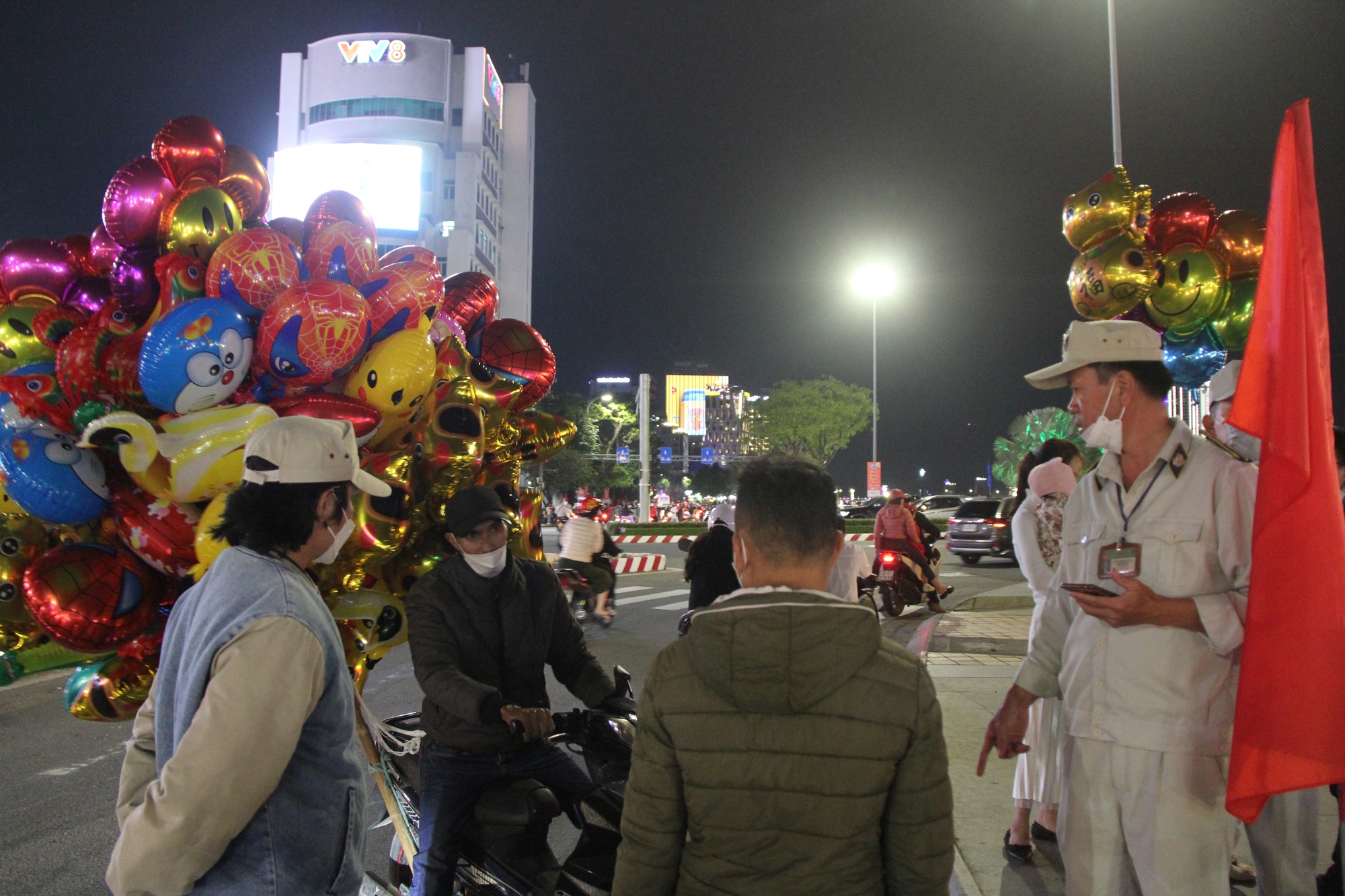 Miền Trung: Người d&acirc;n n&ocirc; nức xuống phố đ&oacute;n giao thừa - Ảnh 8.